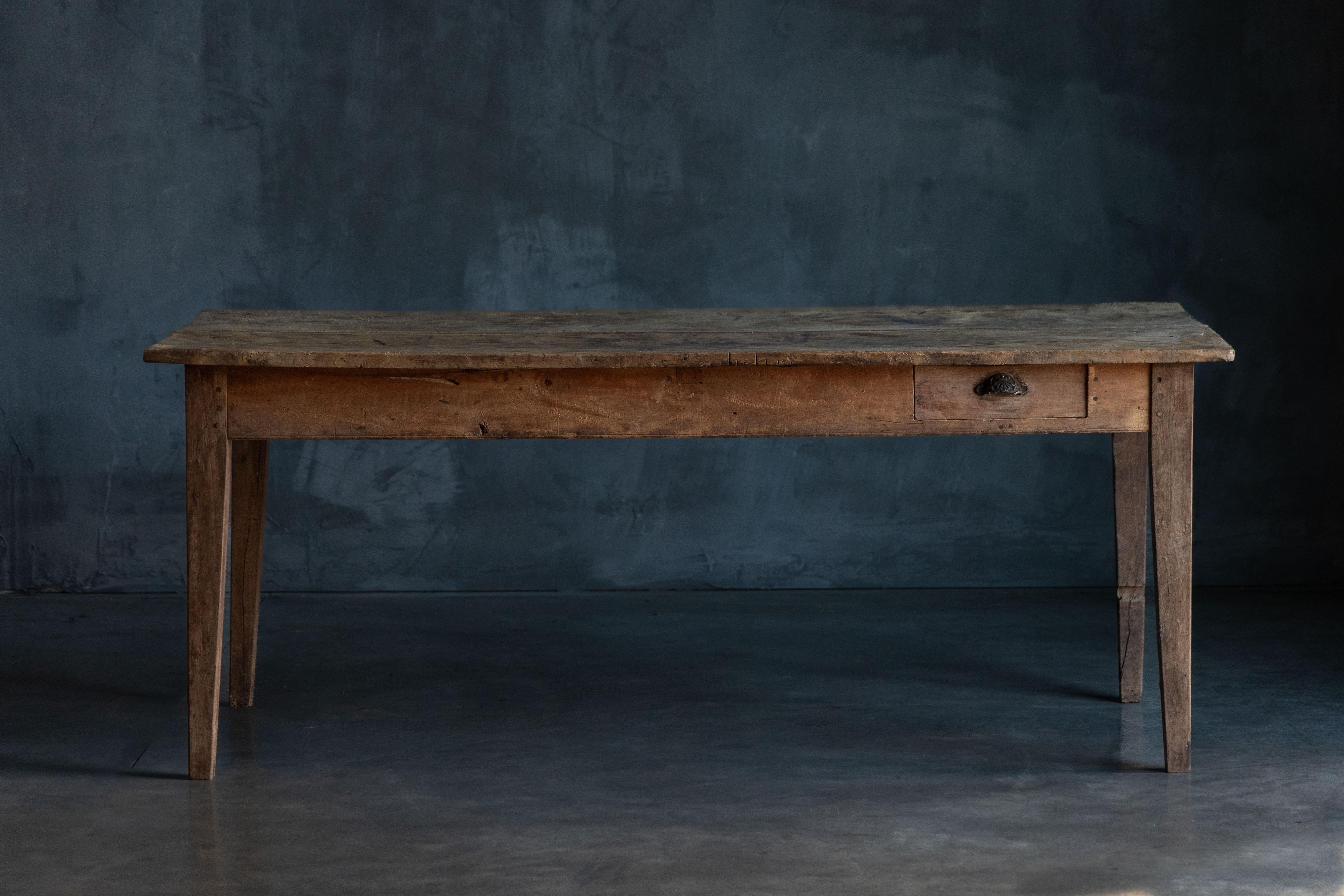 Table rustique de ferme provenant de la France du 19e siècle et dégageant un charme rural authentique grâce à sa patine joliment vieillie. Dotée d'un seul tiroir, cette table est idéale pour servir à la fois de table de travail et de table à manger.