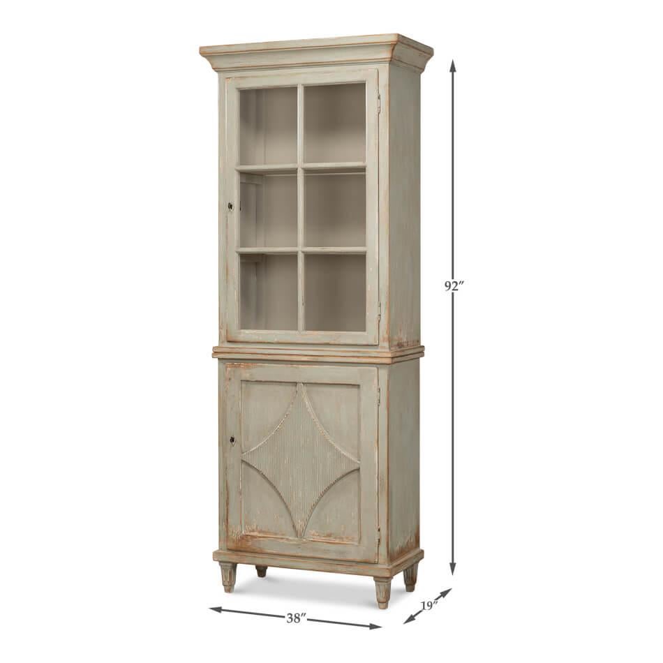 Armoire rustique peinte à la sauge en vente 2