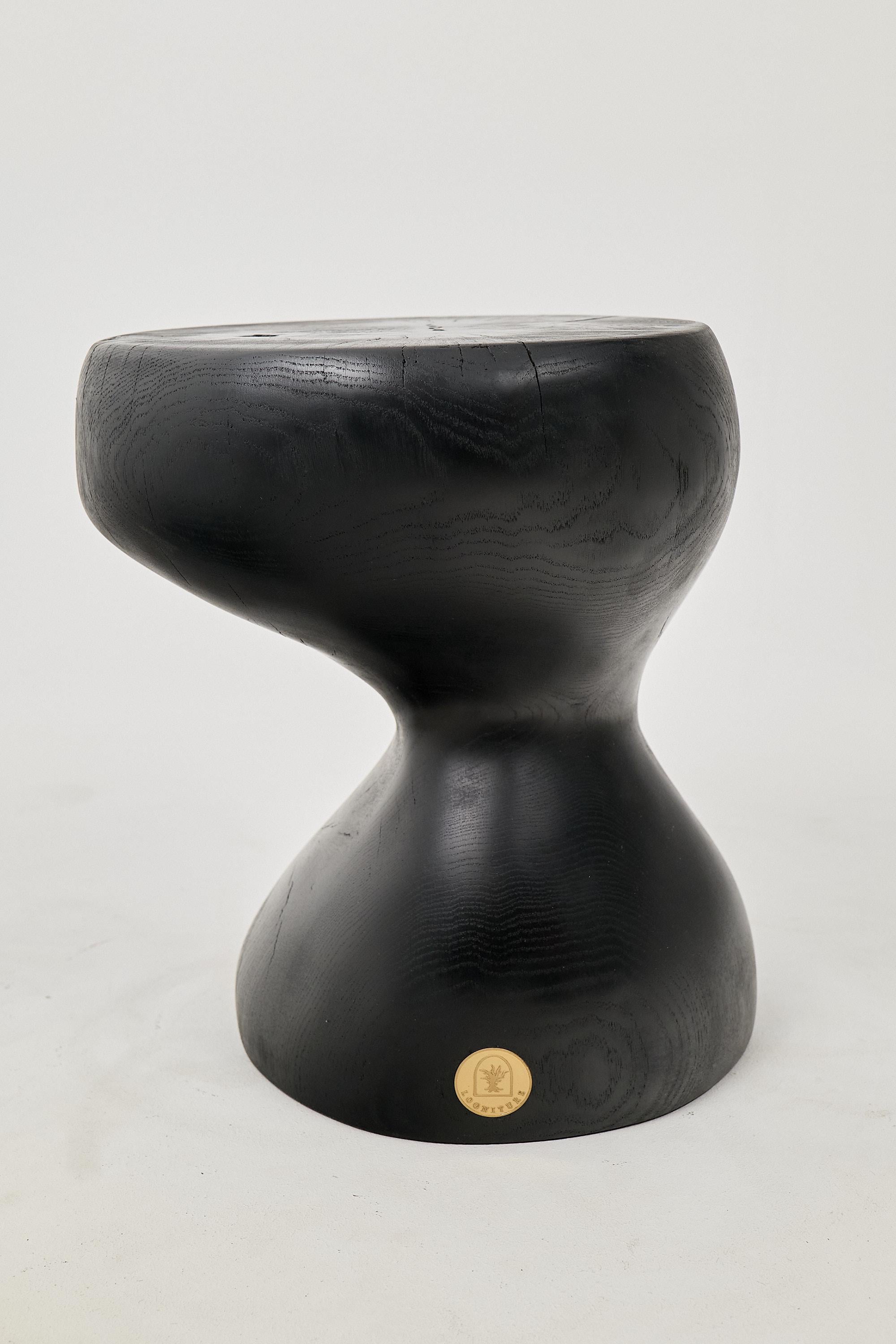 Mesa Auxiliar Escultórica Rústica, Madera de Roble Negro Quemado, Tallada, Única, Muebles de Madera en venta 3