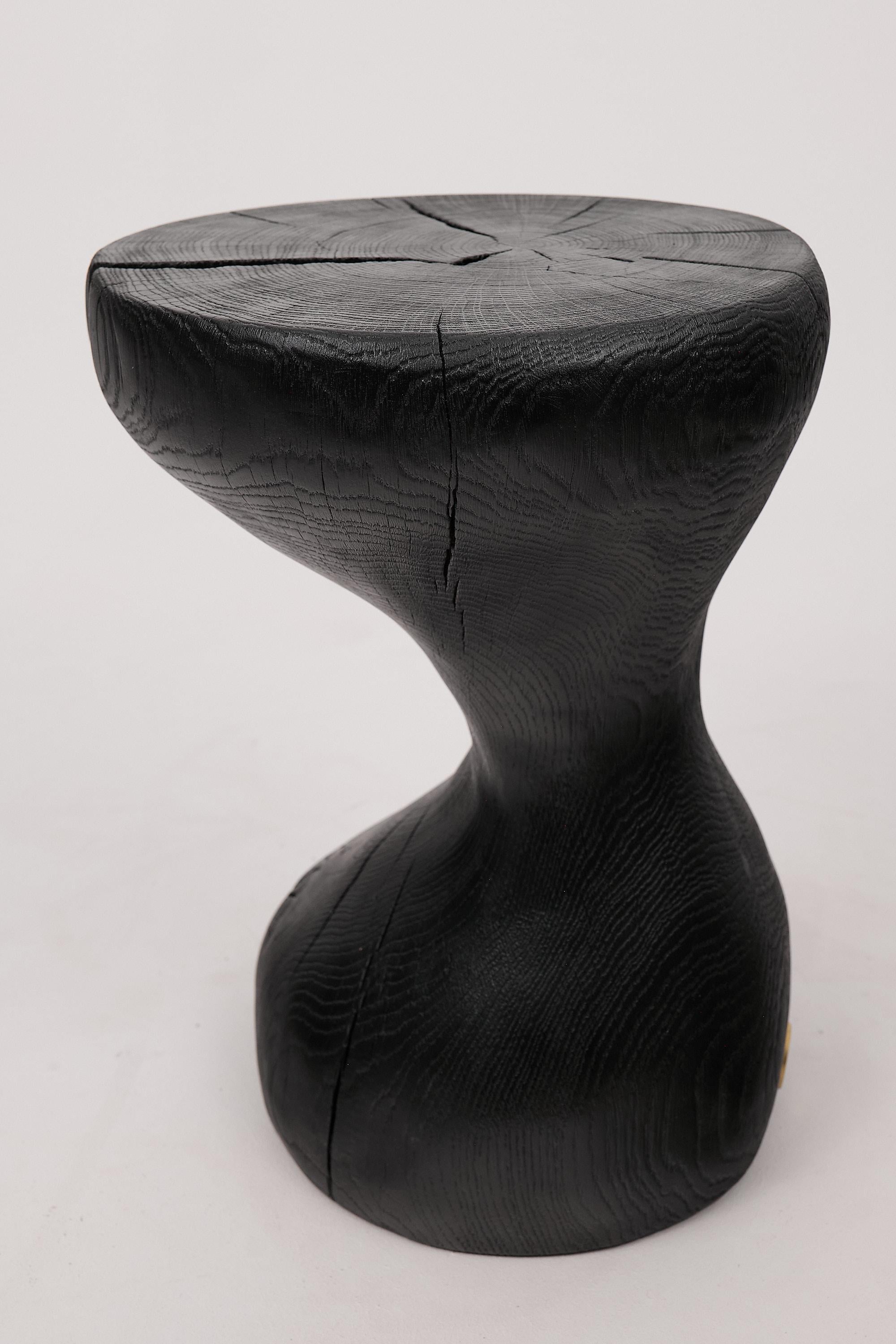 Mesa Auxiliar Escultórica Rústica, Madera de Roble Negro Quemado, Tallada, Única, Muebles de Madera en venta 3