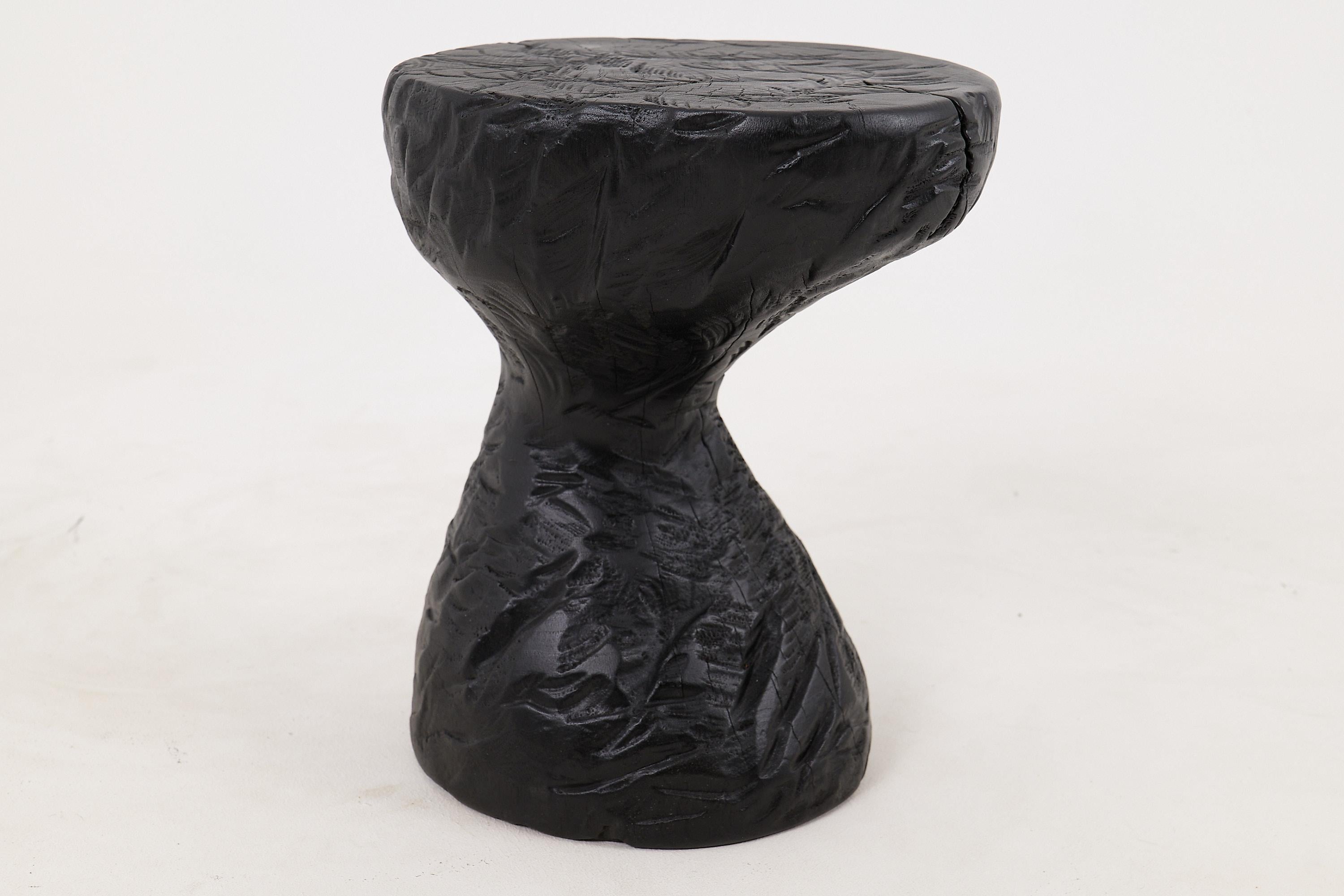 Mesa Auxiliar Escultórica Rústica, Madera de Roble Negro Quemado, Tallada, Única, Muebles de Madera en venta 3