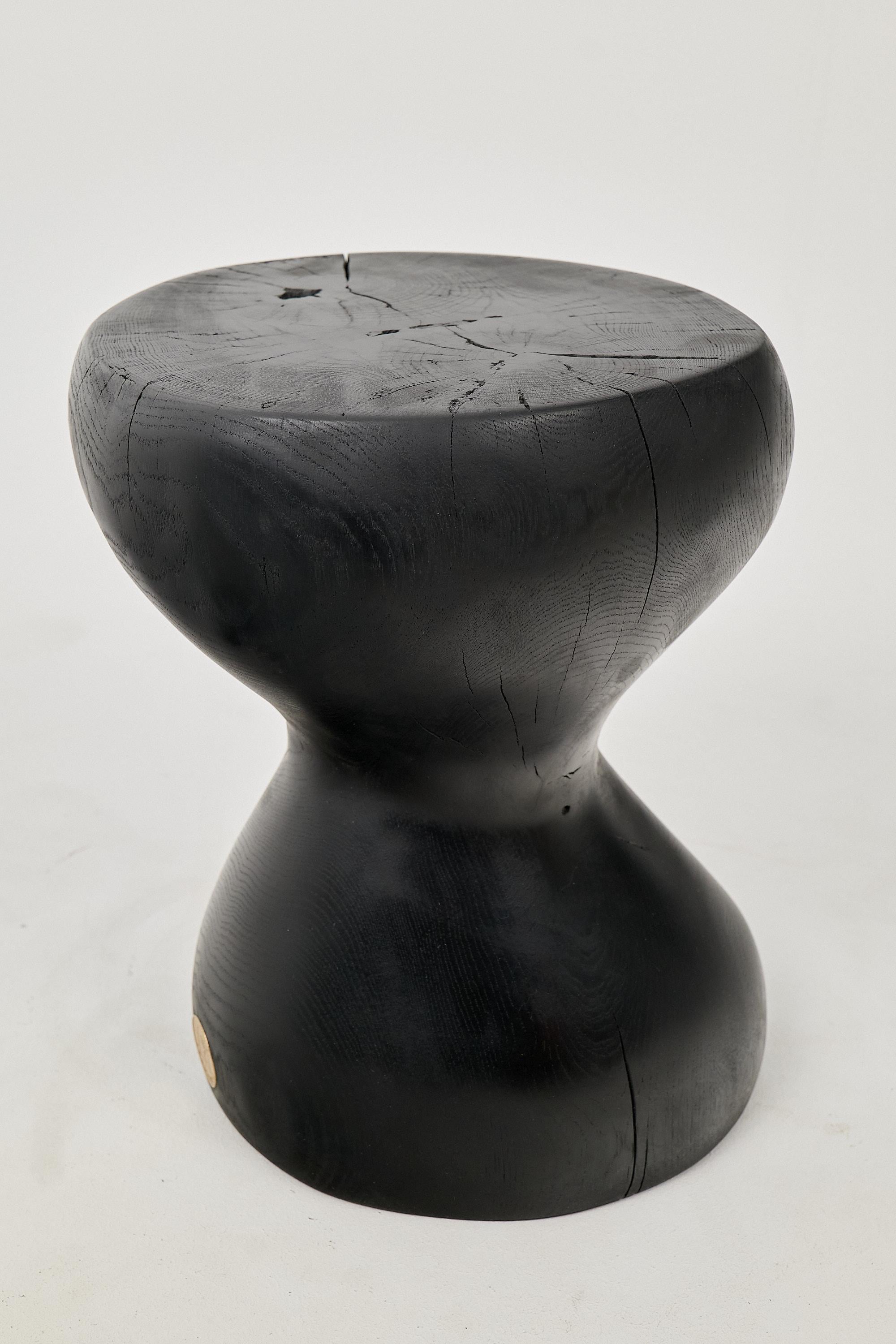 Mesa Auxiliar Escultórica Rústica, Madera de Roble Negro Quemado, Tallada, Única, Muebles de Madera en venta 4