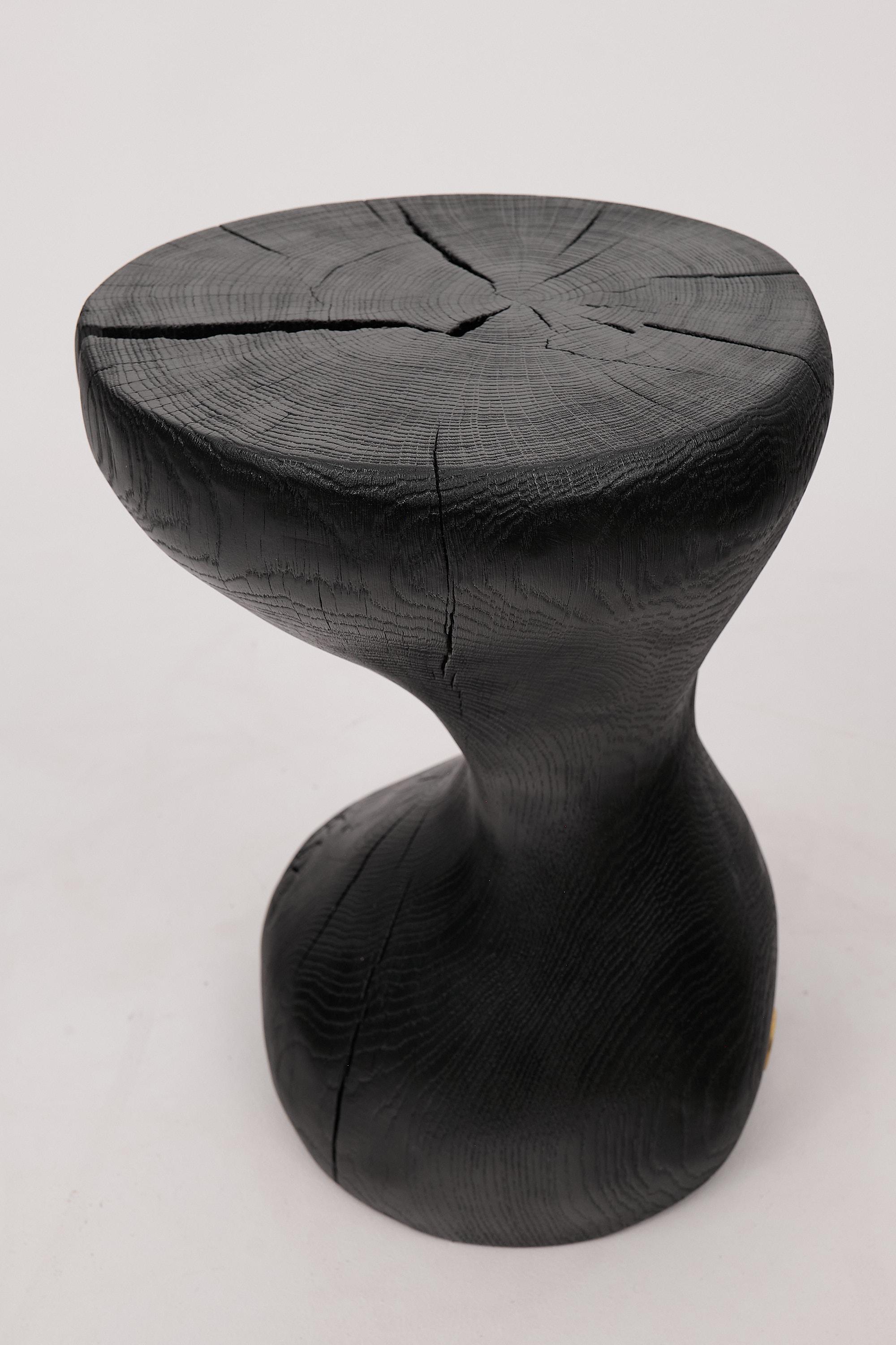 Mesa Auxiliar Escultórica Rústica, Madera de Roble Negro Quemado, Tallada, Única, Muebles de Madera en venta 4