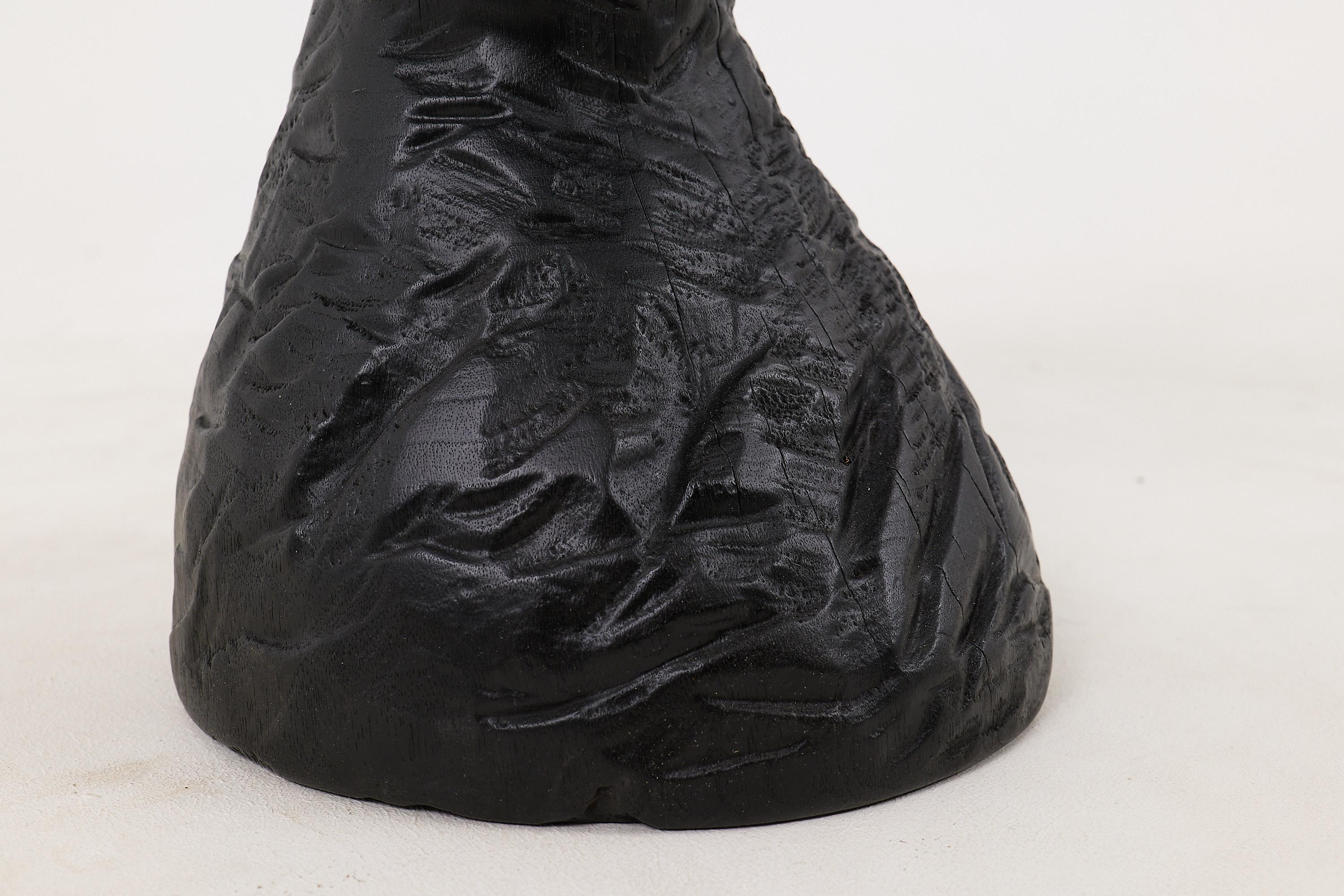 Mesa Auxiliar Escultórica Rústica, Madera de Roble Negro Quemado, Tallada, Única, Muebles de Madera en venta 4