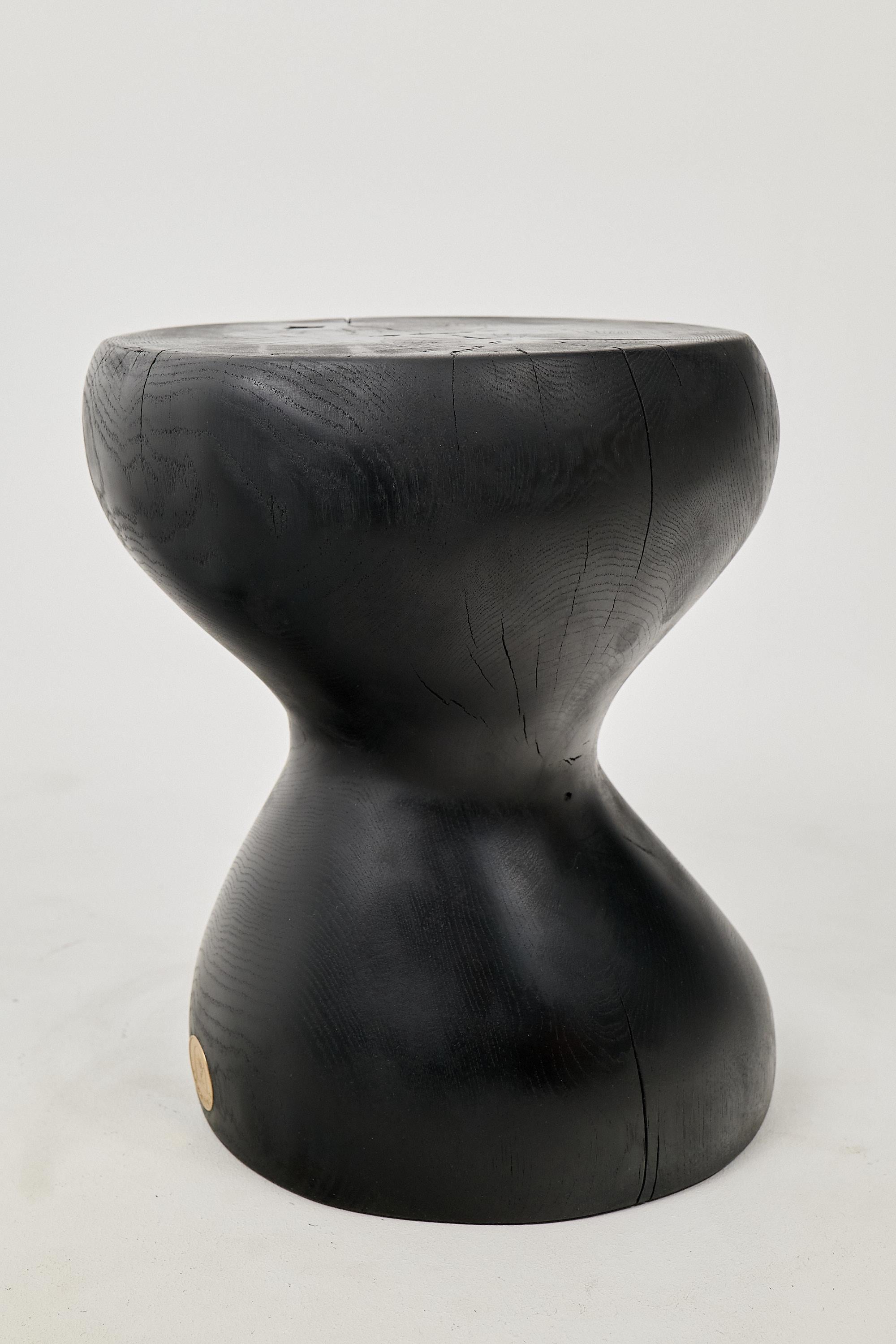Mesa Auxiliar Escultórica Rústica, Madera de Roble Negro Quemado, Tallada, Única, Muebles de Madera en venta 5
