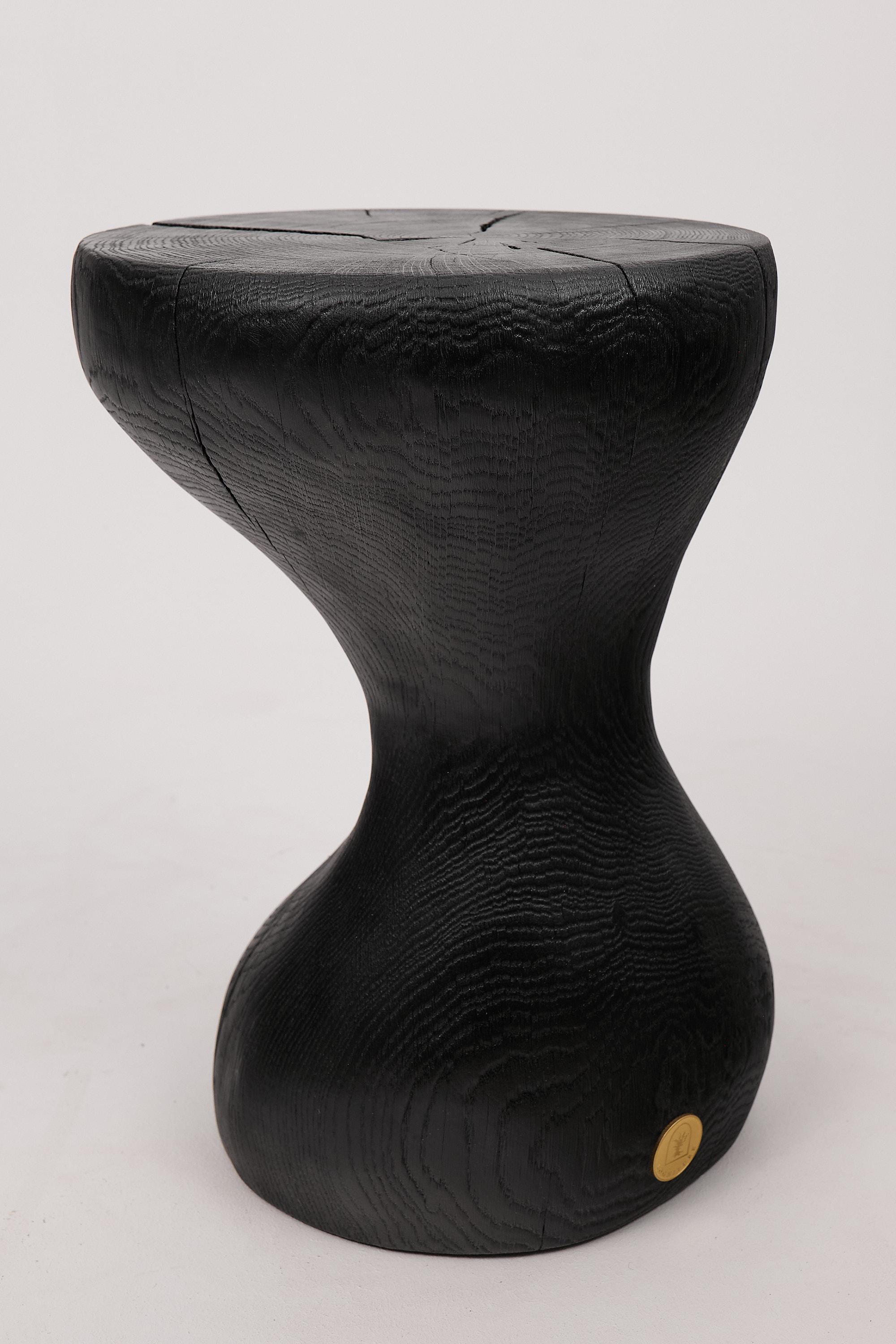 Mesa Auxiliar Escultórica Rústica, Madera de Roble Negro Quemado, Tallada, Única, Muebles de Madera en venta 5