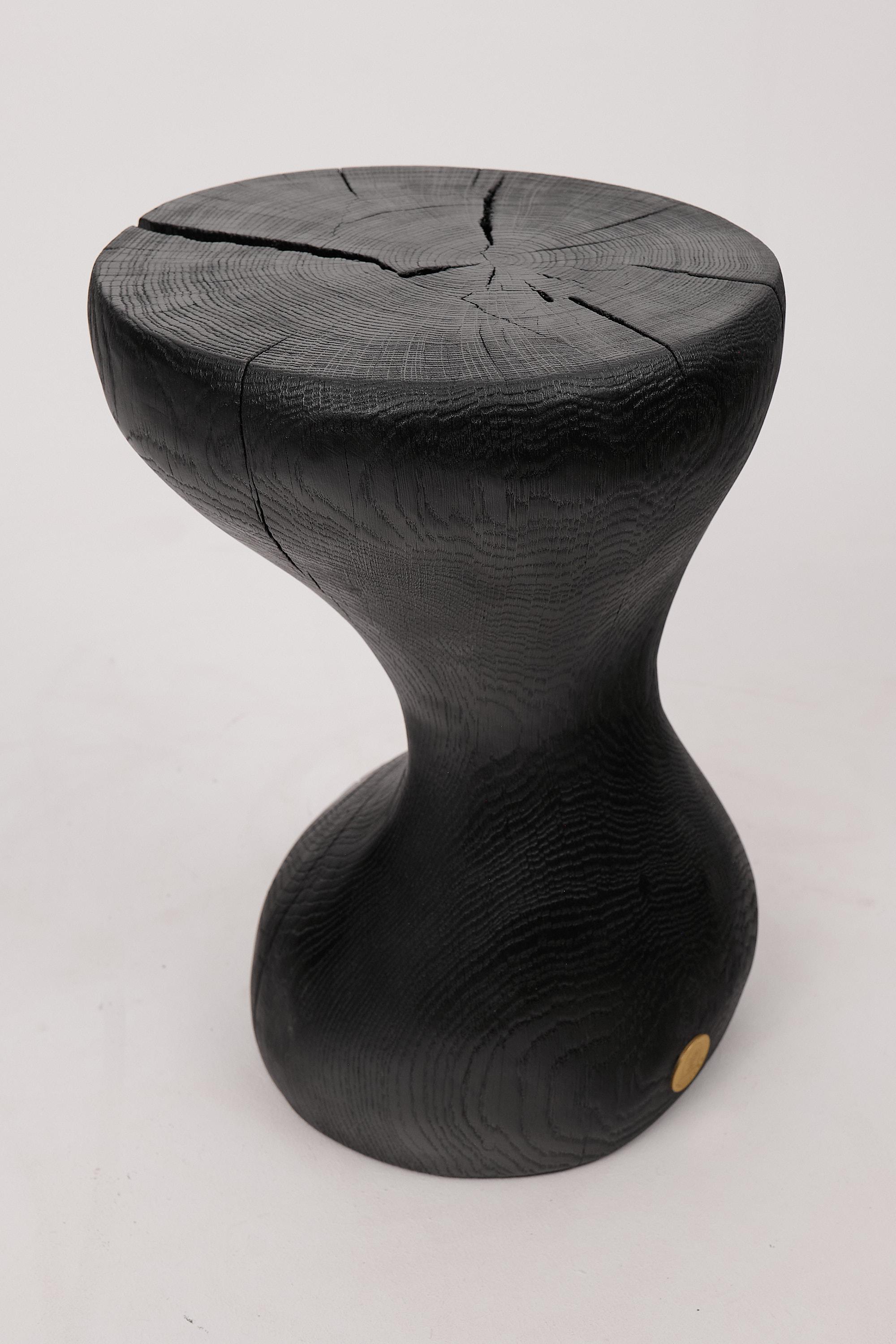Mesa Auxiliar Escultórica Rústica, Madera de Roble Negro Quemado, Tallada, Única, Muebles de Madera en venta 6