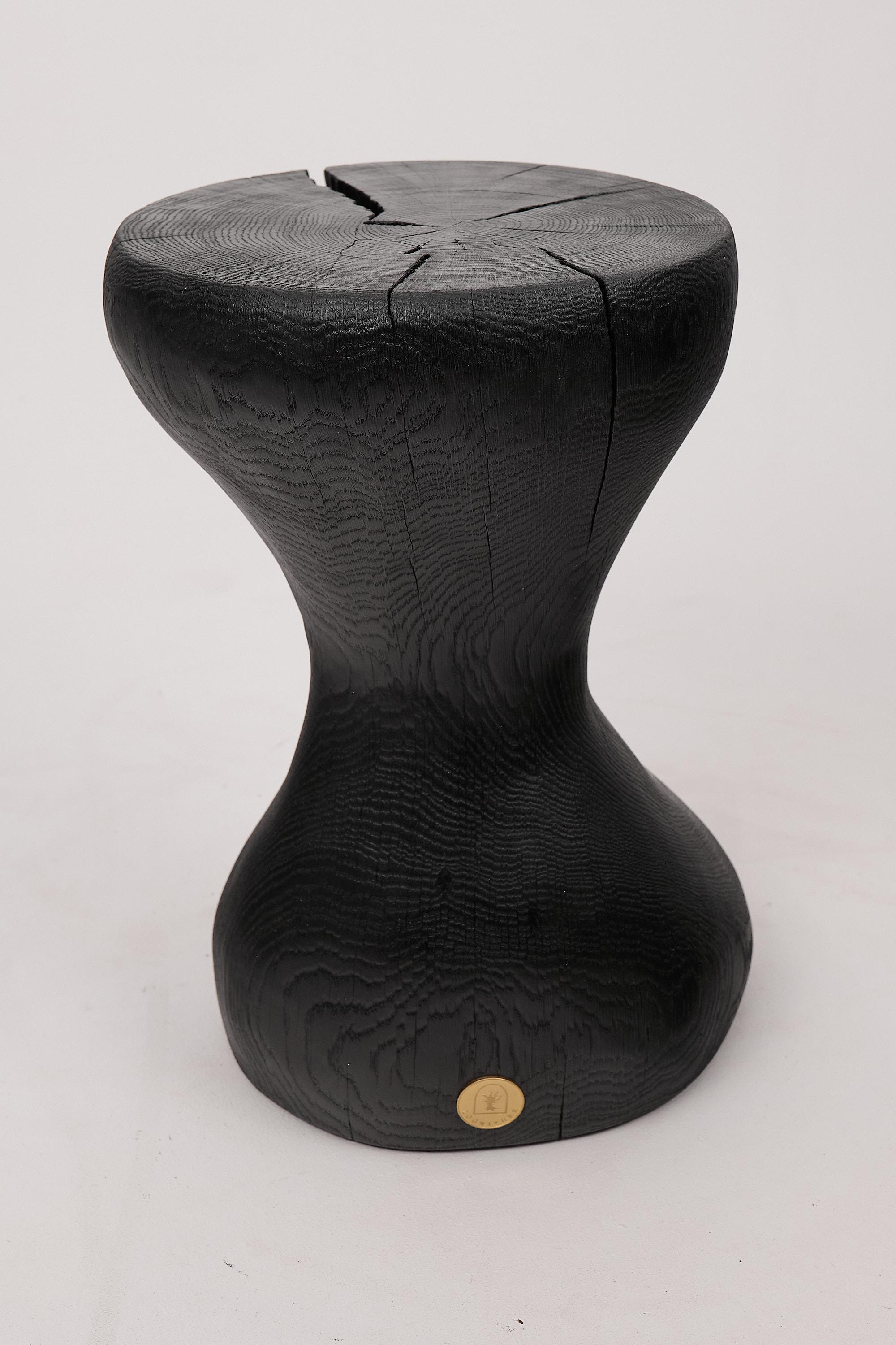 Mesa Auxiliar Escultórica Rústica, Madera de Roble Negro Quemado, Tallada, Única, Muebles de Madera en venta 7