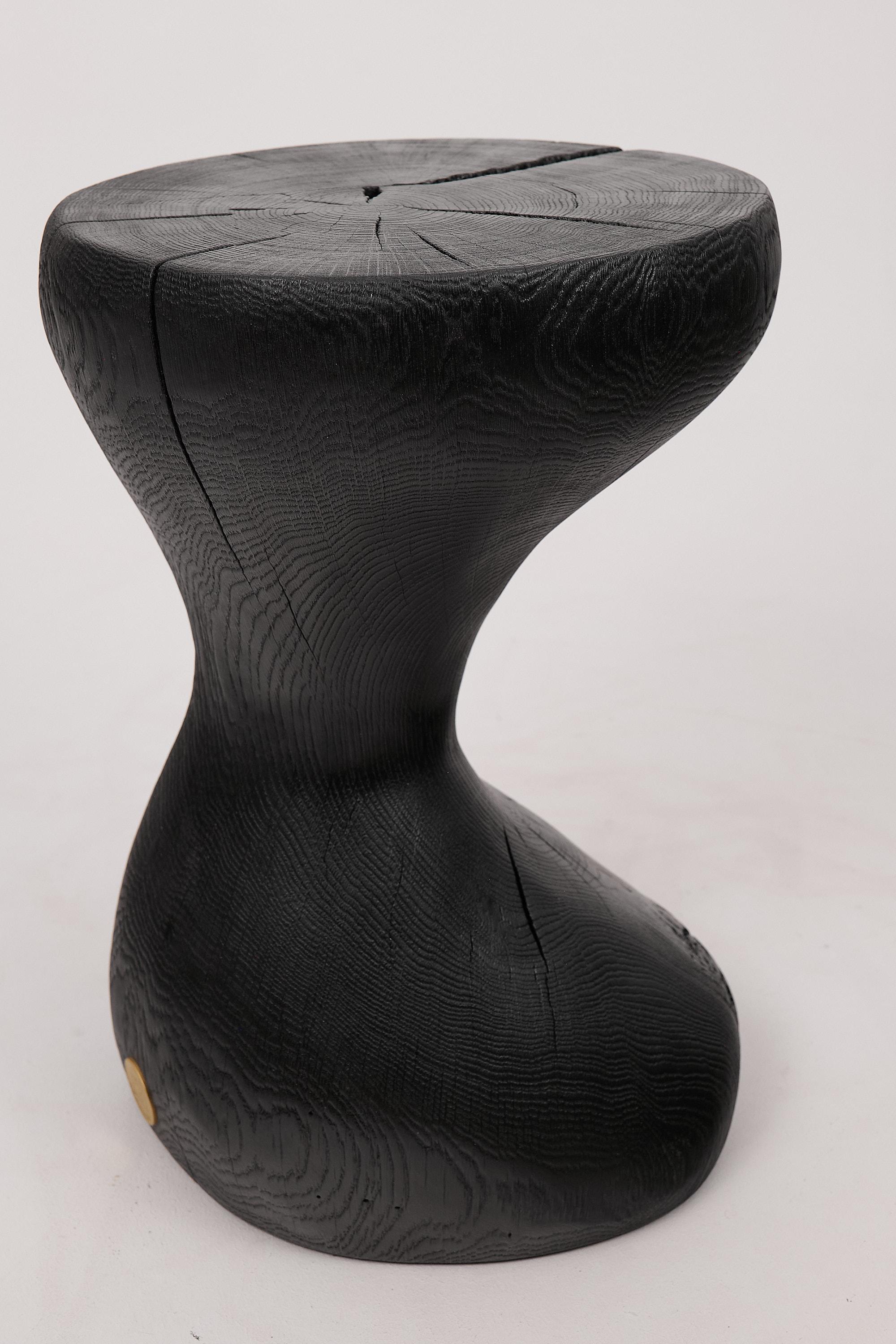 Mesa Auxiliar Escultórica Rústica, Madera de Roble Negro Quemado, Tallada, Única, Muebles de Madera en venta 10