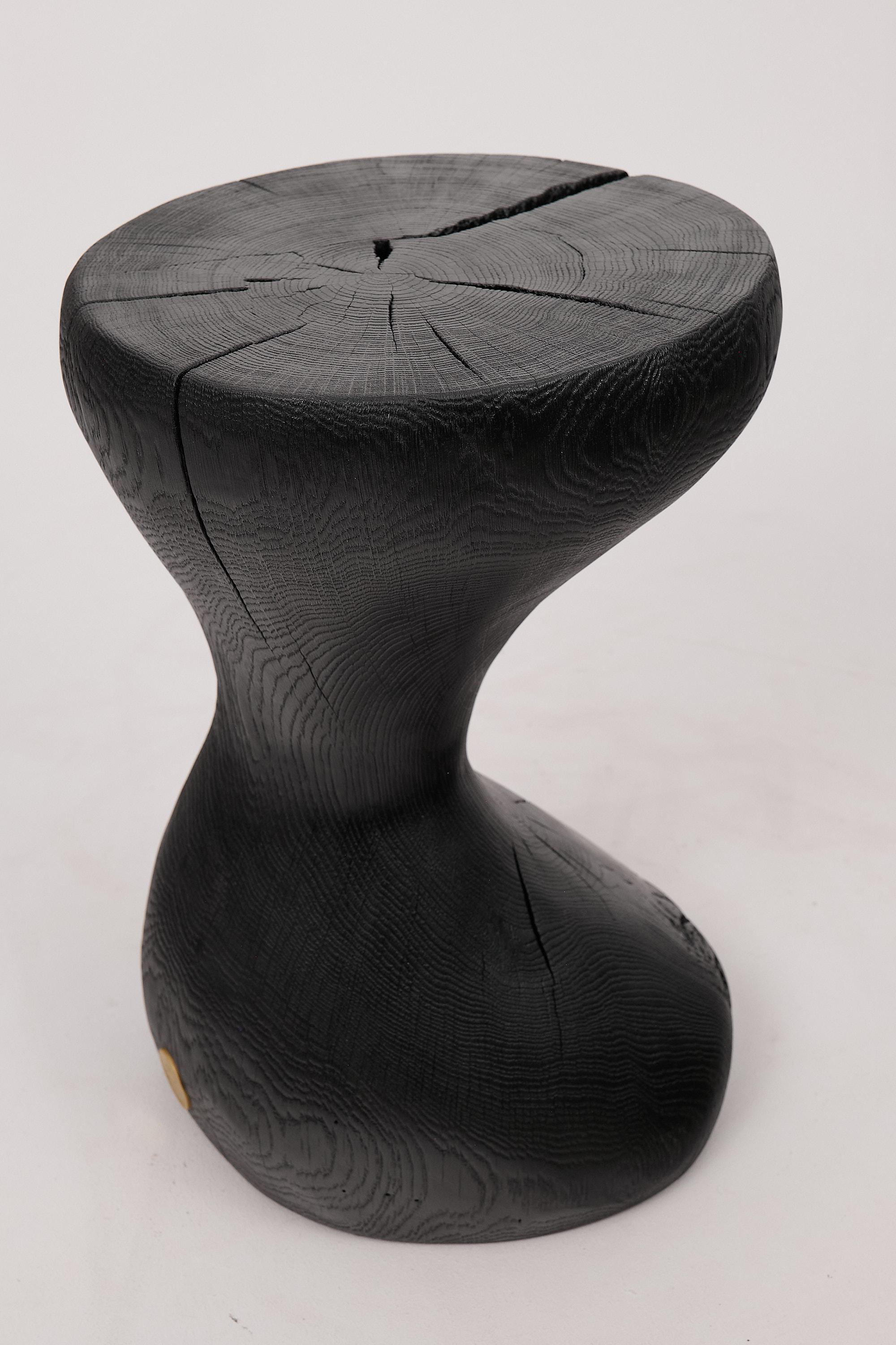 Mesa Auxiliar Escultórica Rústica, Madera de Roble Negro Quemado, Tallada, Única, Muebles de Madera en venta 11