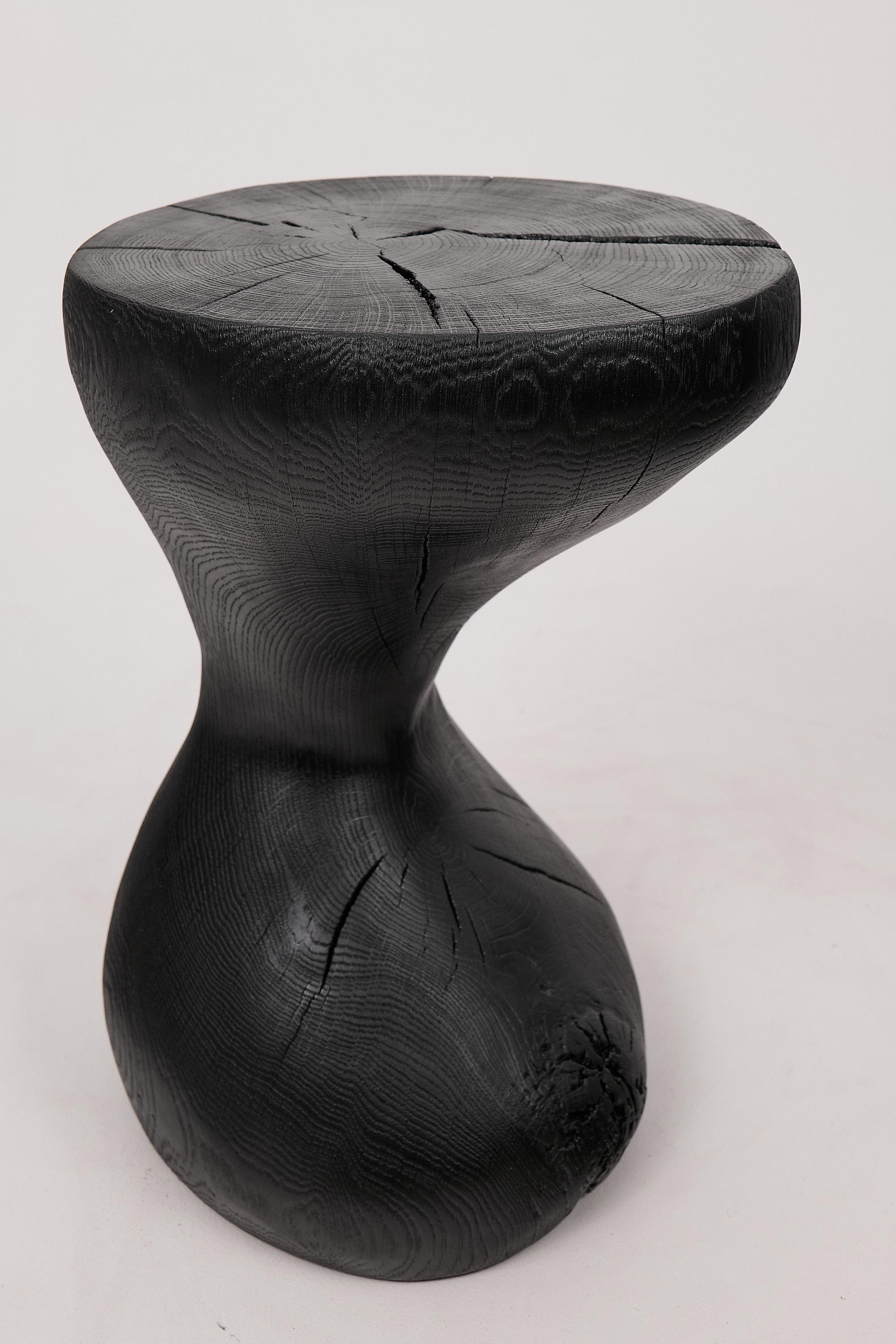 Mesa Auxiliar Escultórica Rústica, Madera de Roble Negro Quemado, Tallada, Única, Muebles de Madera en venta 12