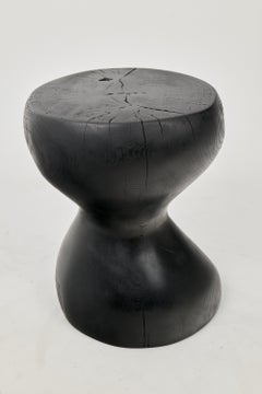 Mesa Auxiliar Escultórica Rústica, Madera de Roble Negro Quemado, Tallada, Única, Muebles de Madera