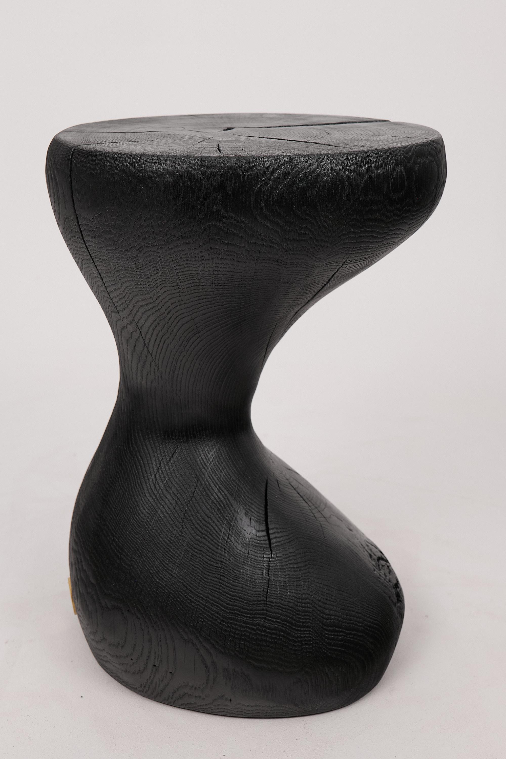 Mesa auxiliar tallada con motosierra. Tallados en una sola pieza de madera quemada y protegidos con aceites de la máxima calidad, lo que garantiza su durabilidad durante generaciones. Este diseño único hecho a mano realzará su interior y aportará