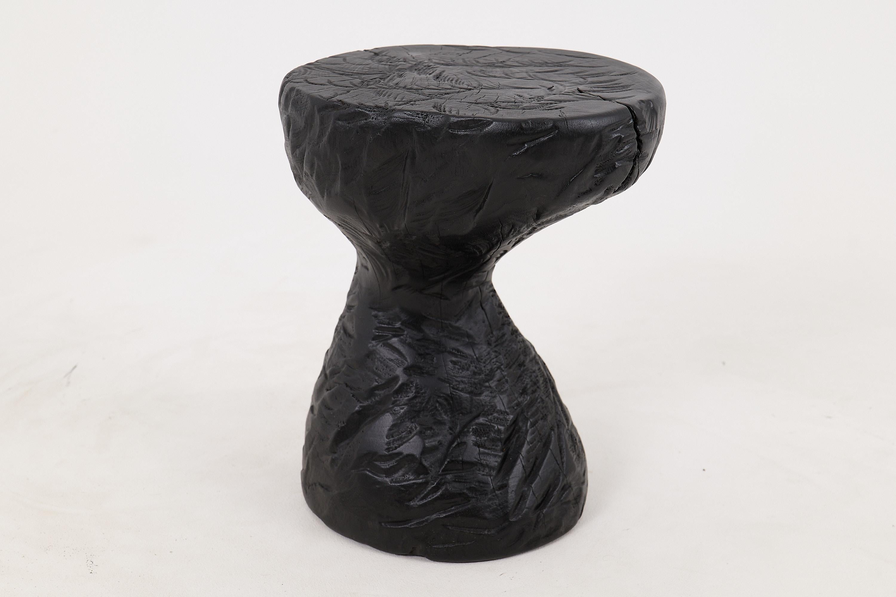 Mesa auxiliar tallada con motosierra. Tallados en una sola pieza de madera quemada y protegidos con aceites de la máxima calidad, lo que garantiza su durabilidad durante generaciones. Este diseño único hecho a mano realzará su interior y aportará