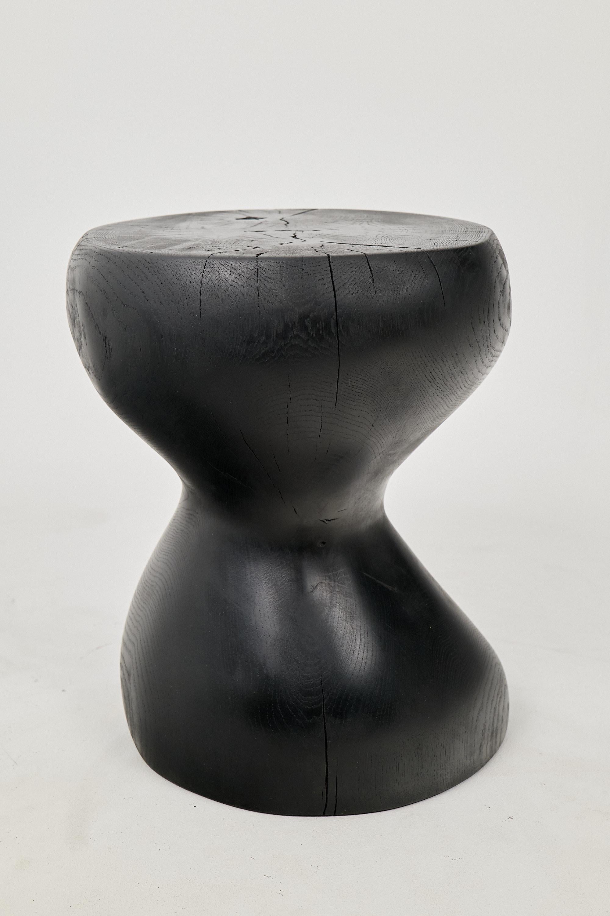 Mesa Auxiliar Escultórica Rústica, Madera de Roble Negro Quemado, Tallada, Única, Muebles de Madera Brutalista en venta