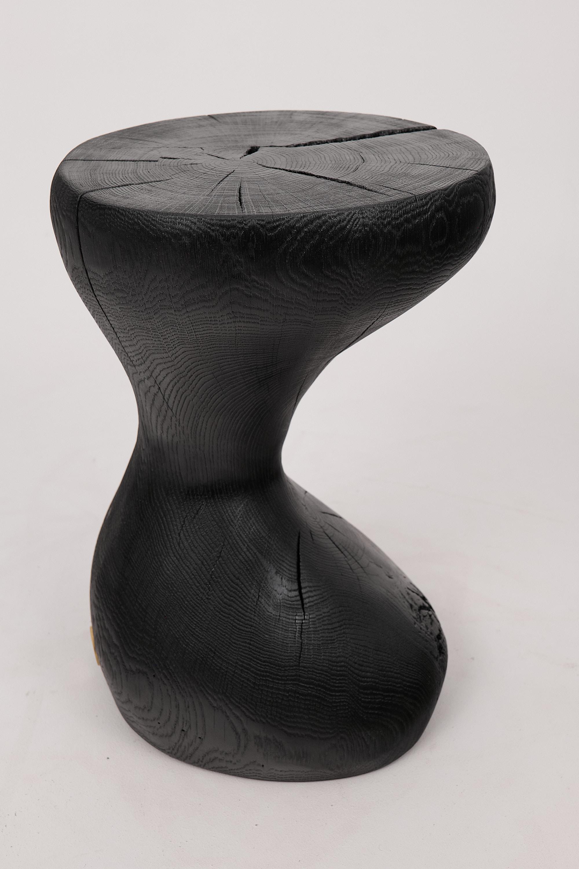 Mesa Auxiliar Escultórica Rústica, Madera de Roble Negro Quemado, Tallada, Única, Muebles de Madera Brutalista en venta