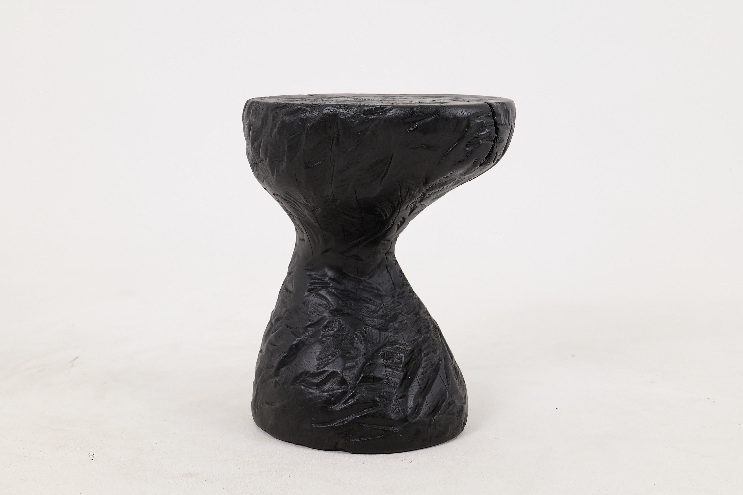 Mesa Auxiliar Escultórica Rústica, Madera de Roble Negro Quemado, Tallada, Única, Muebles de Madera Brutalista en venta