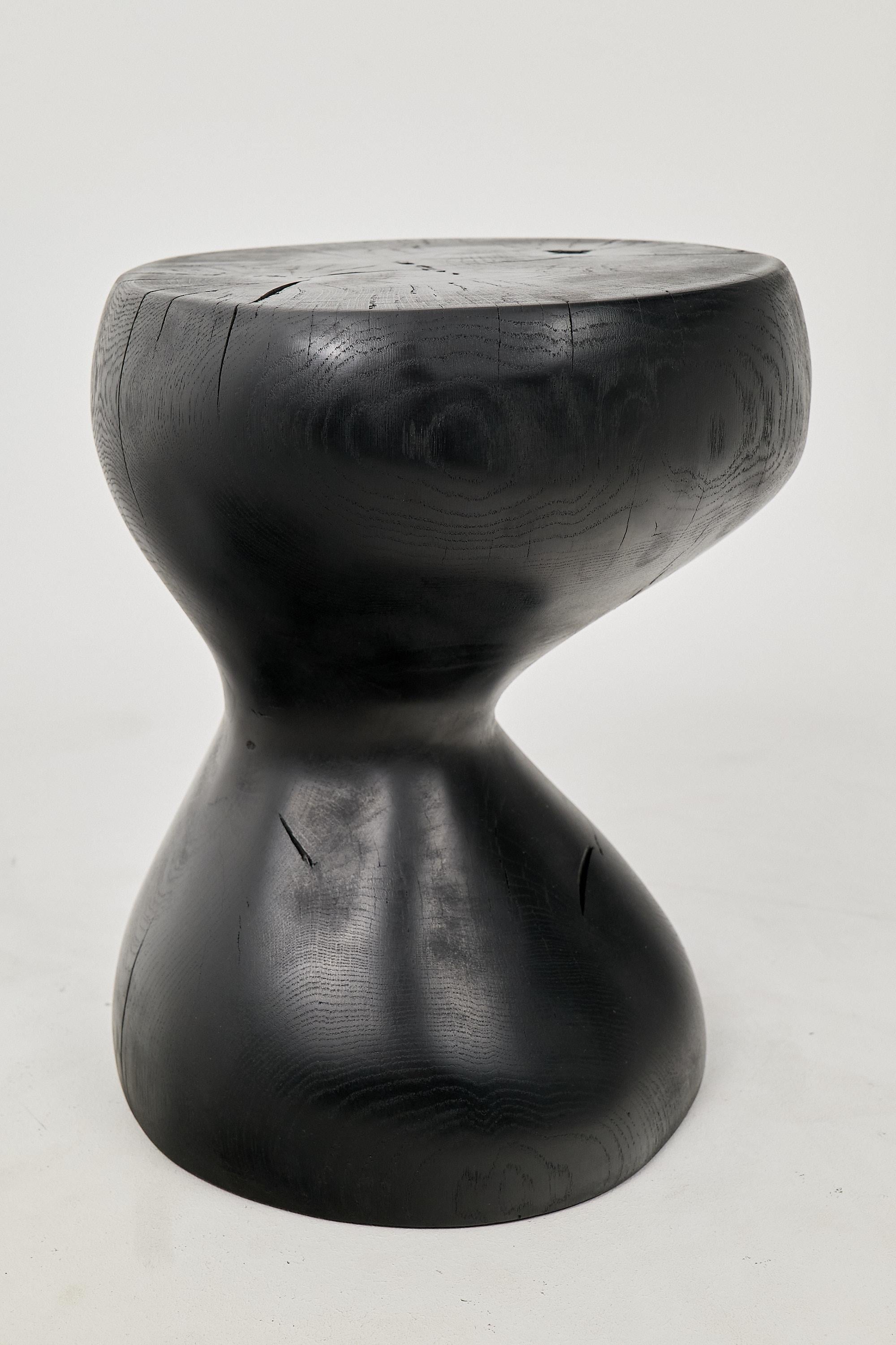 Mesa Auxiliar Escultórica Rústica, Madera de Roble Negro Quemado, Tallada, Única, Muebles de Madera Croata en venta