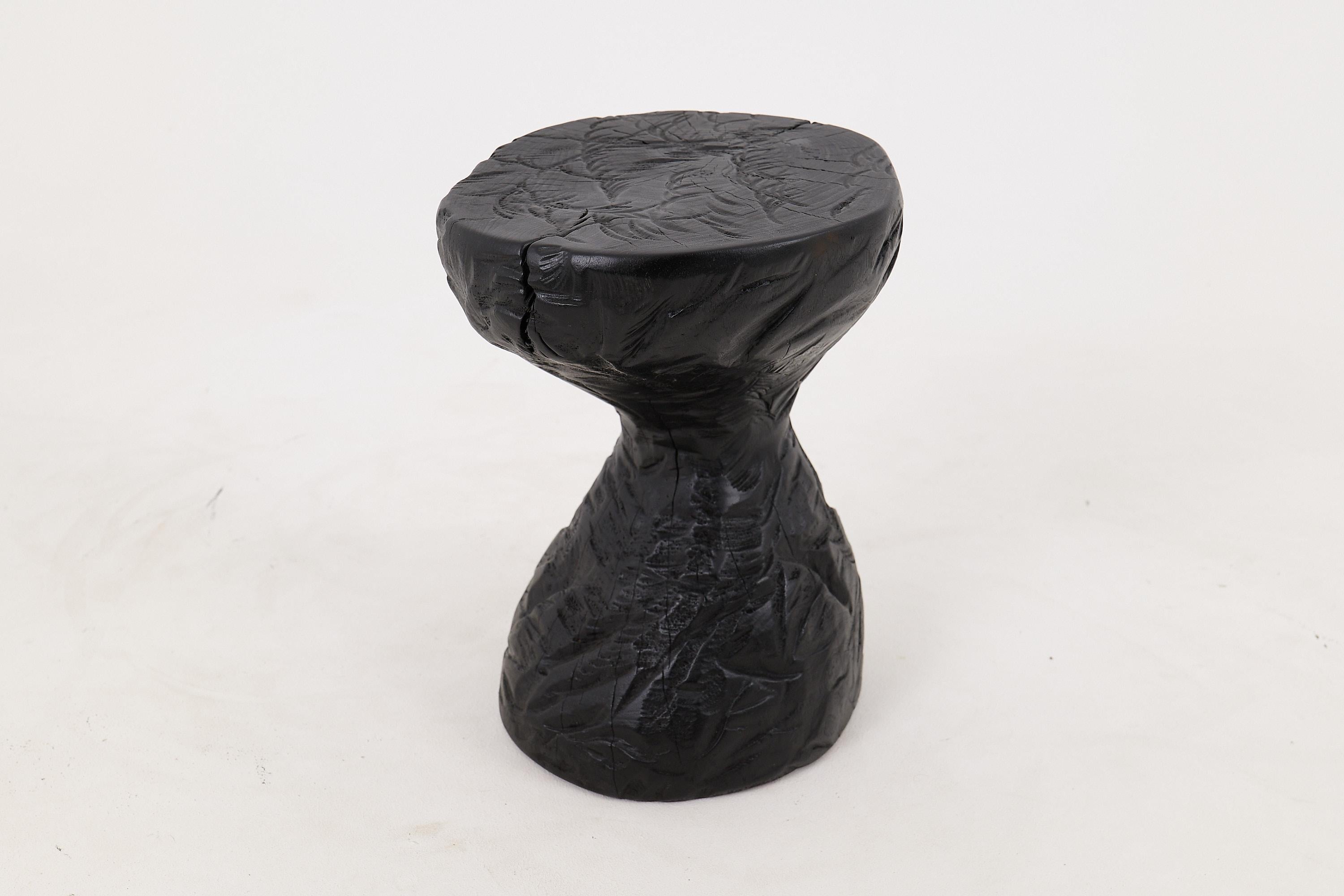 Mesa Auxiliar Escultórica Rústica, Madera de Roble Negro Quemado, Tallada, Única, Muebles de Madera Croata en venta