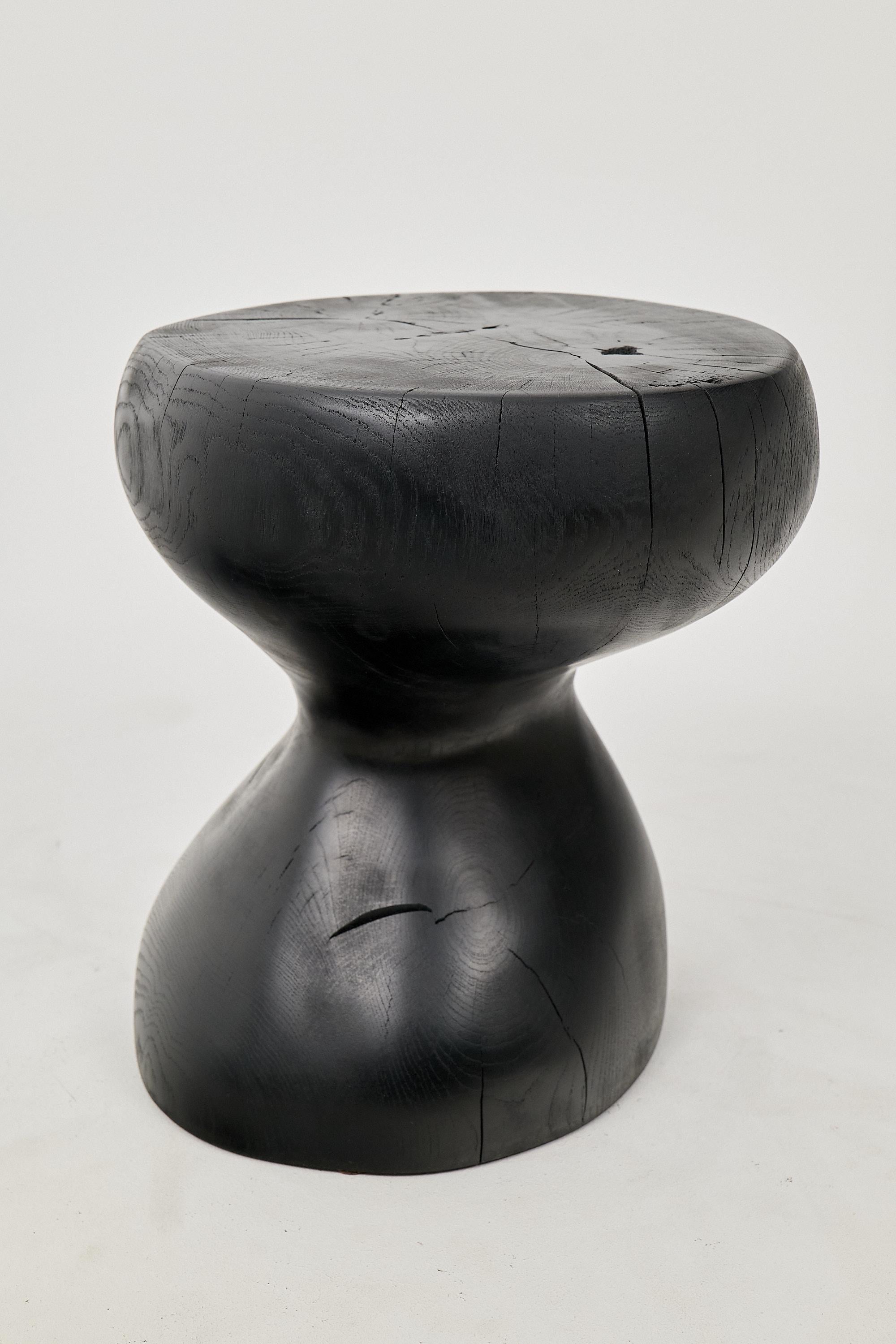 Mesa Auxiliar Escultórica Rústica, Madera de Roble Negro Quemado, Tallada, Única, Muebles de Madera Tallado en venta