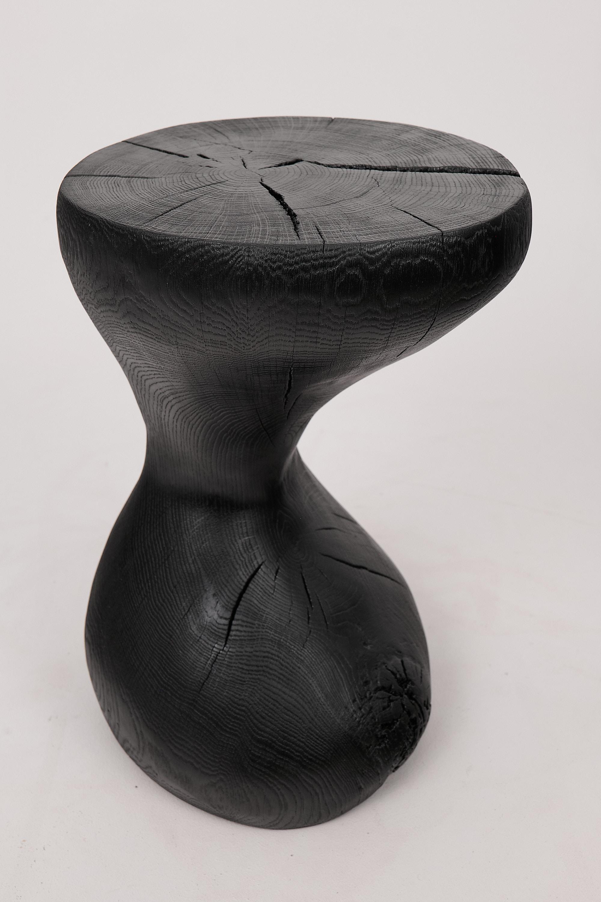 Mesa Auxiliar Escultórica Rústica, Madera de Roble Negro Quemado, Tallada, Única, Muebles de Madera Tallado en venta