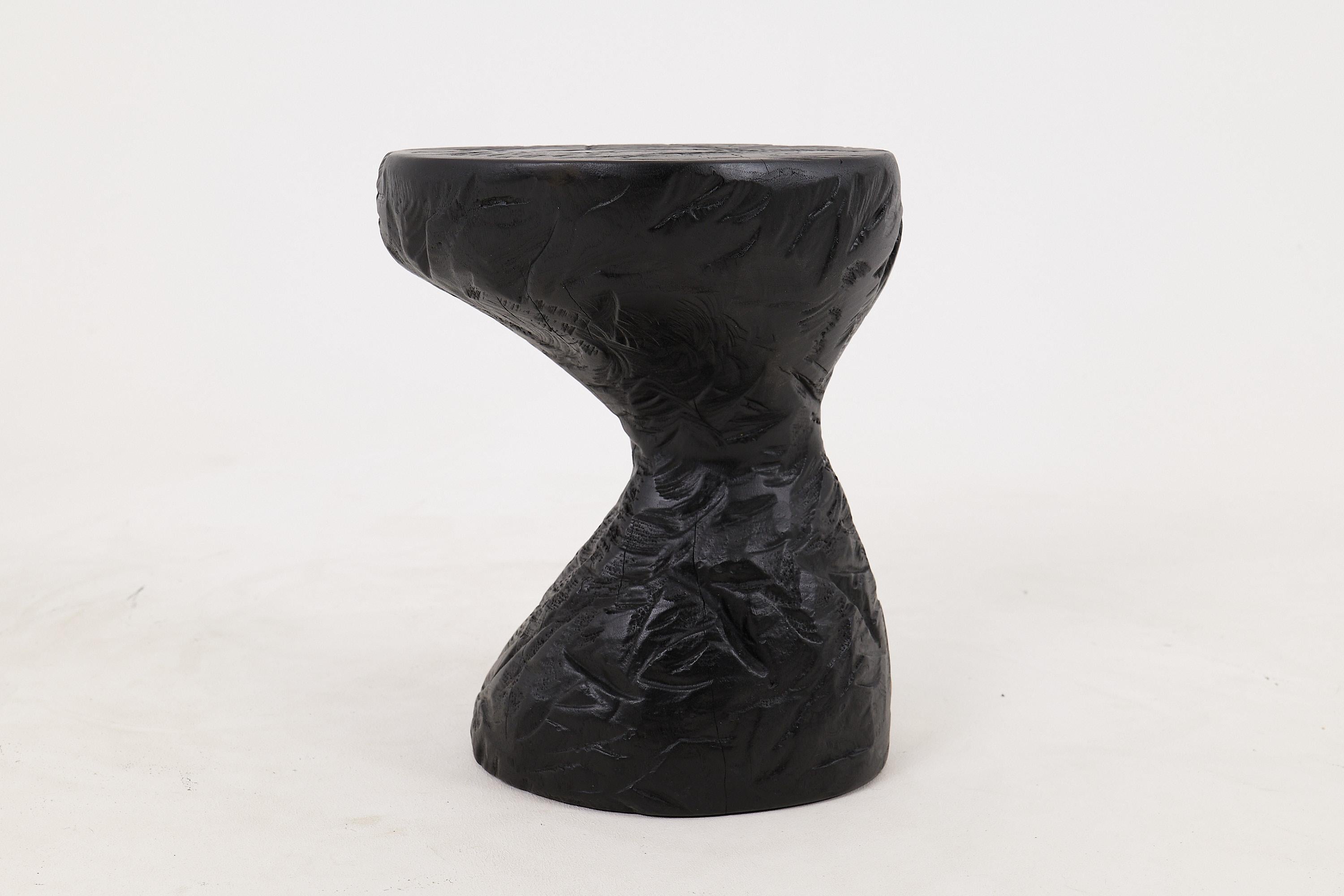Mesa Auxiliar Escultórica Rústica, Madera de Roble Negro Quemado, Tallada, Única, Muebles de Madera Tallado en venta