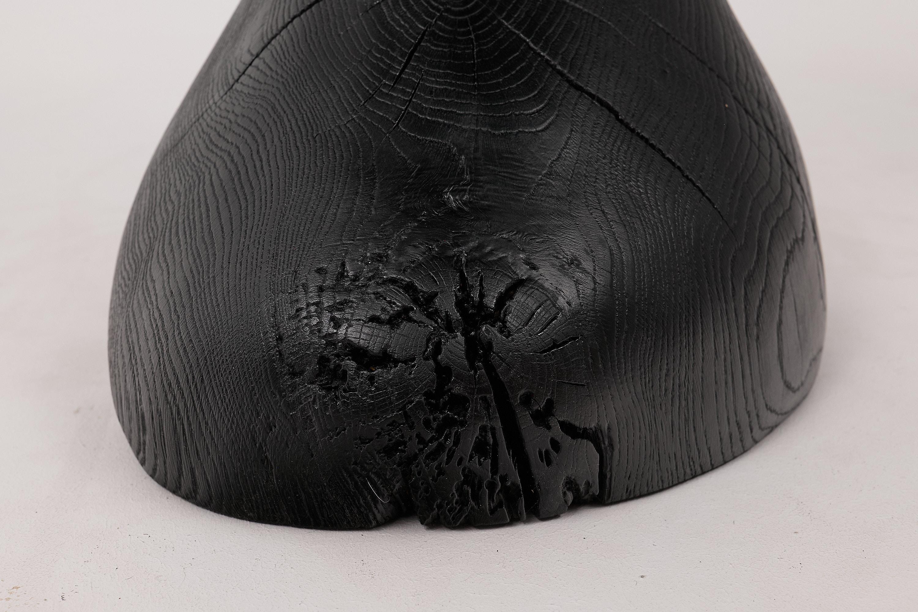 Mesa Auxiliar Escultórica Rústica, Madera de Roble Negro Quemado, Tallada, Única, Muebles de Madera en Nuevo estado para la venta en Stara Gradiška, HR