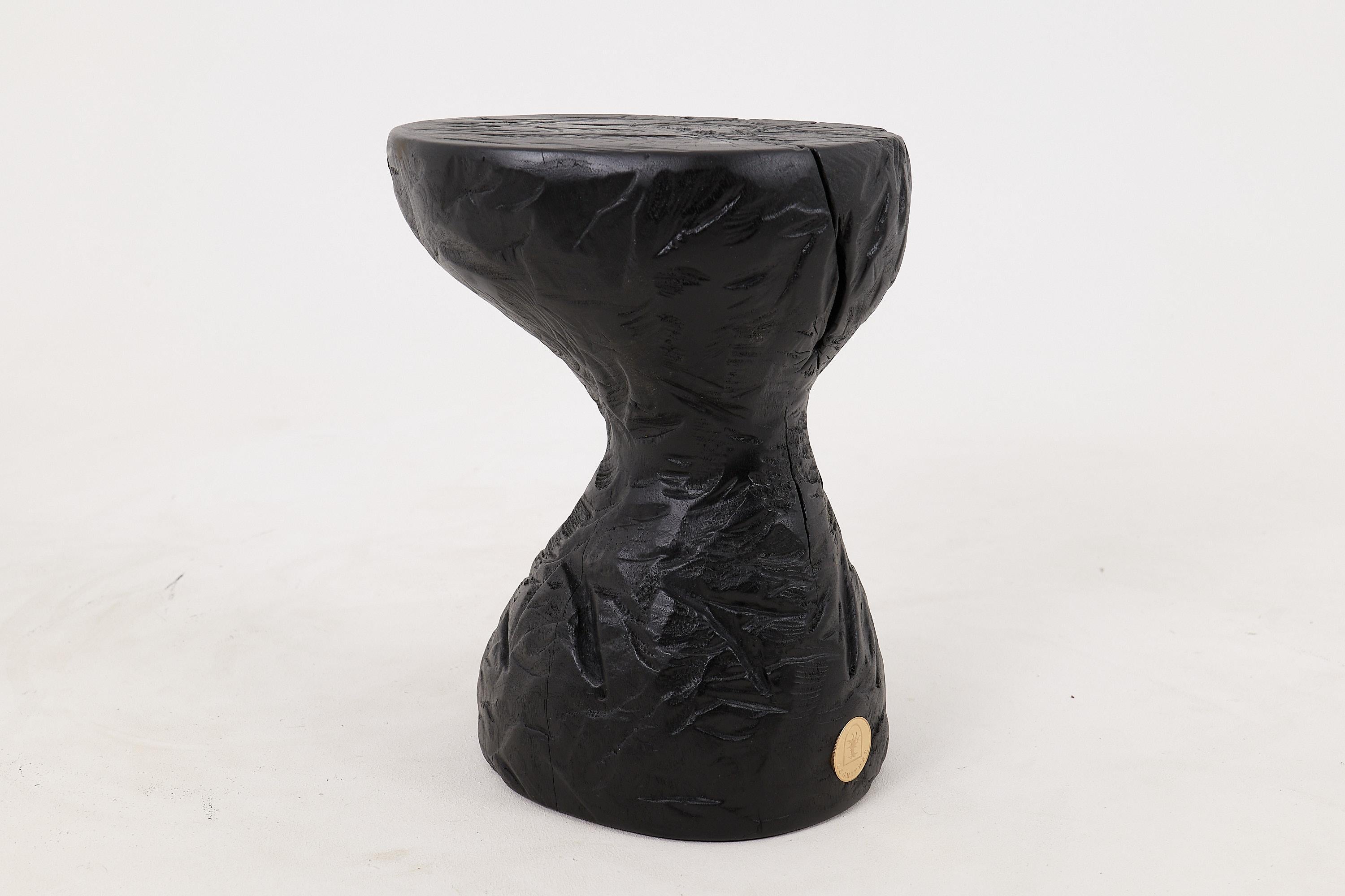 Mesa Auxiliar Escultórica Rústica, Madera de Roble Negro Quemado, Tallada, Única, Muebles de Madera en Nuevo estado para la venta en Stara Gradiška, HR