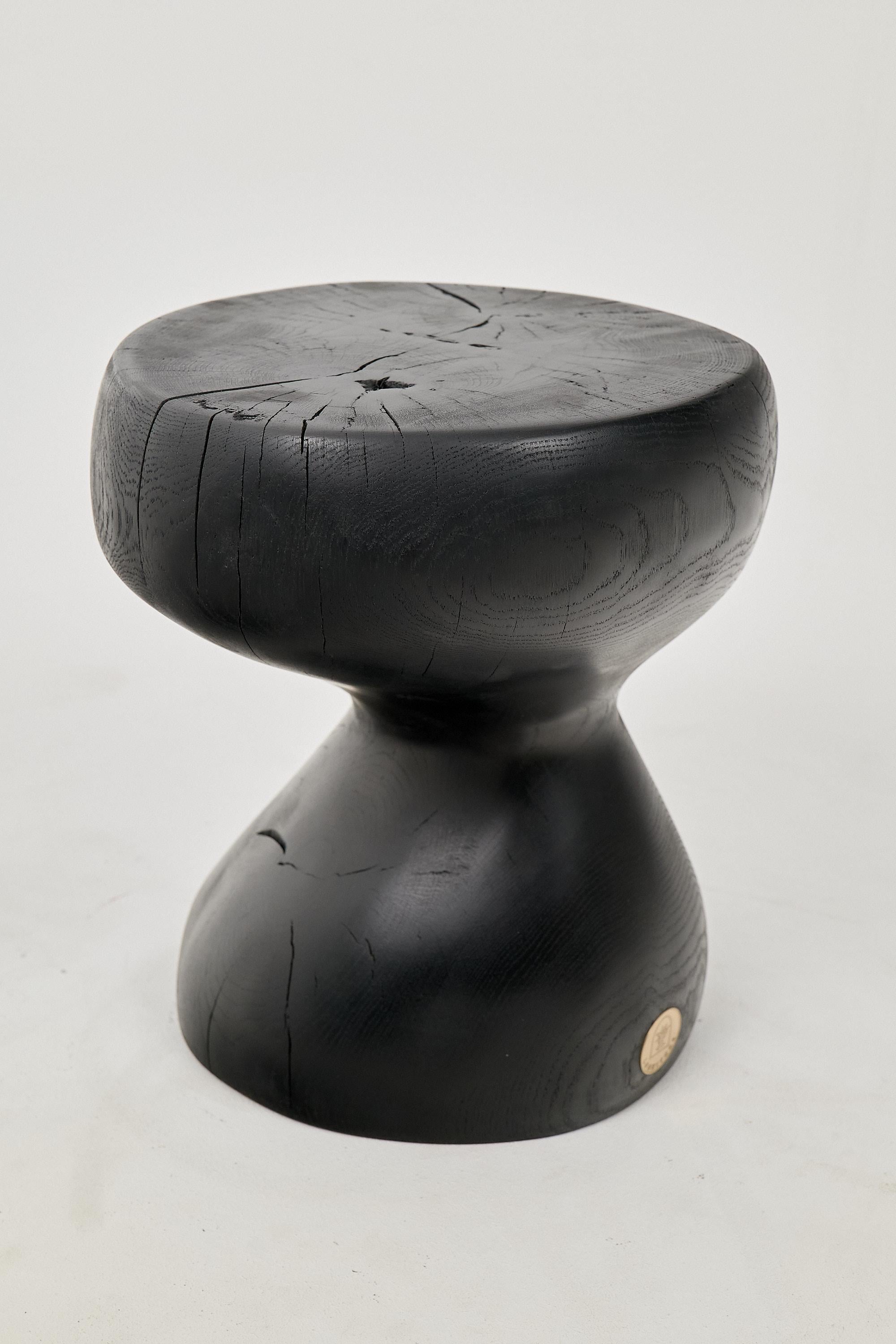 Mesa Auxiliar Escultórica Rústica, Madera de Roble Negro Quemado, Tallada, Única, Muebles de Madera Siglo XXI y contemporáneo en venta
