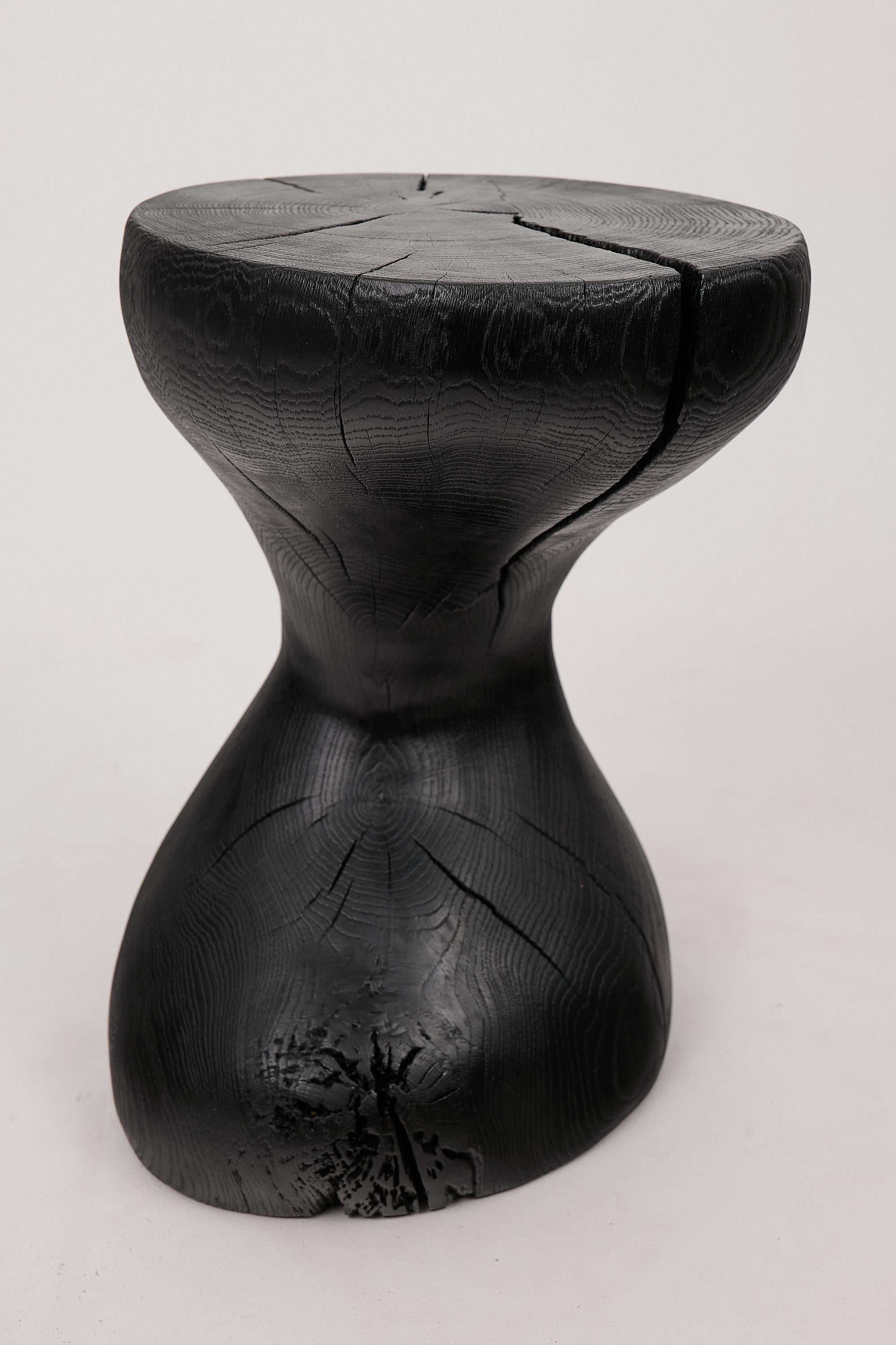 Mesa Auxiliar Escultórica Rústica, Madera de Roble Negro Quemado, Tallada, Única, Muebles de Madera Siglo XXI y contemporáneo en venta