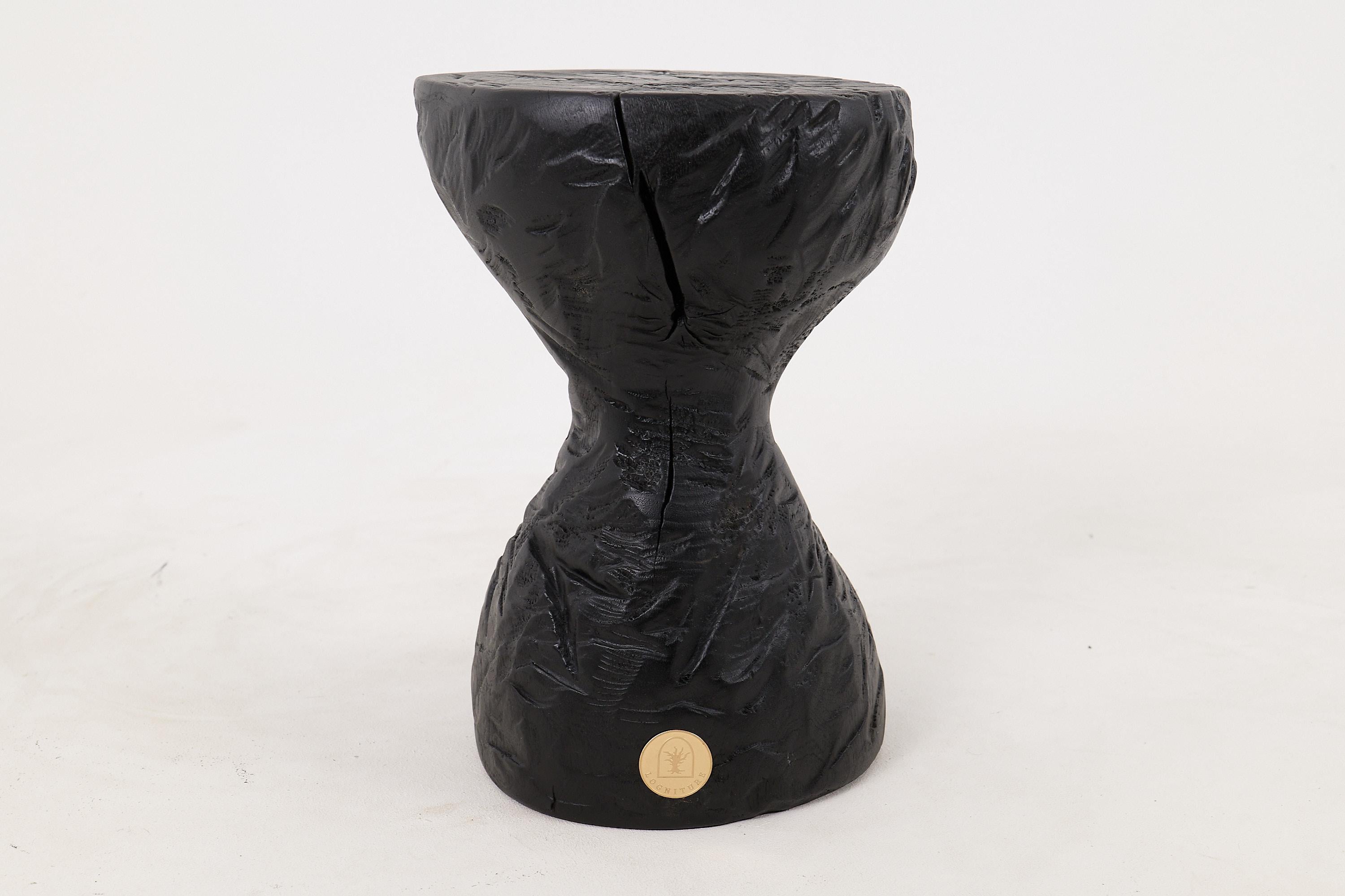 Mesa Auxiliar Escultórica Rústica, Madera de Roble Negro Quemado, Tallada, Única, Muebles de Madera Siglo XXI y contemporáneo en venta