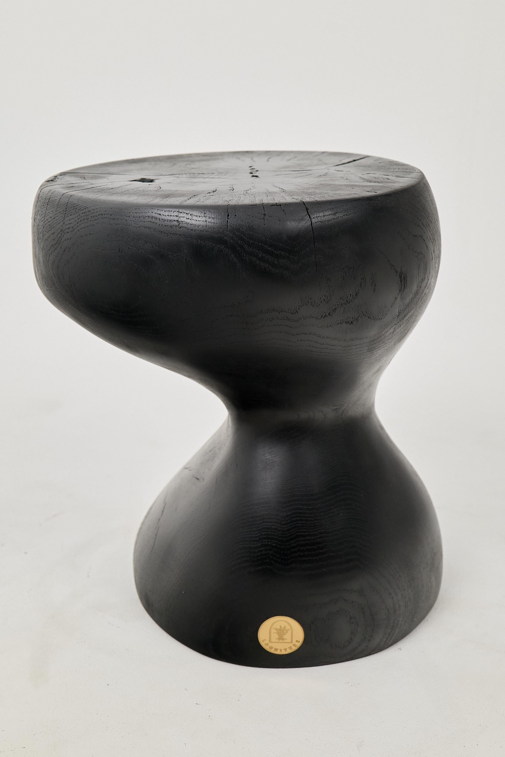 Mesa Auxiliar Escultórica Rústica, Madera de Roble Negro Quemado, Tallada, Única, Muebles de Madera en venta 1