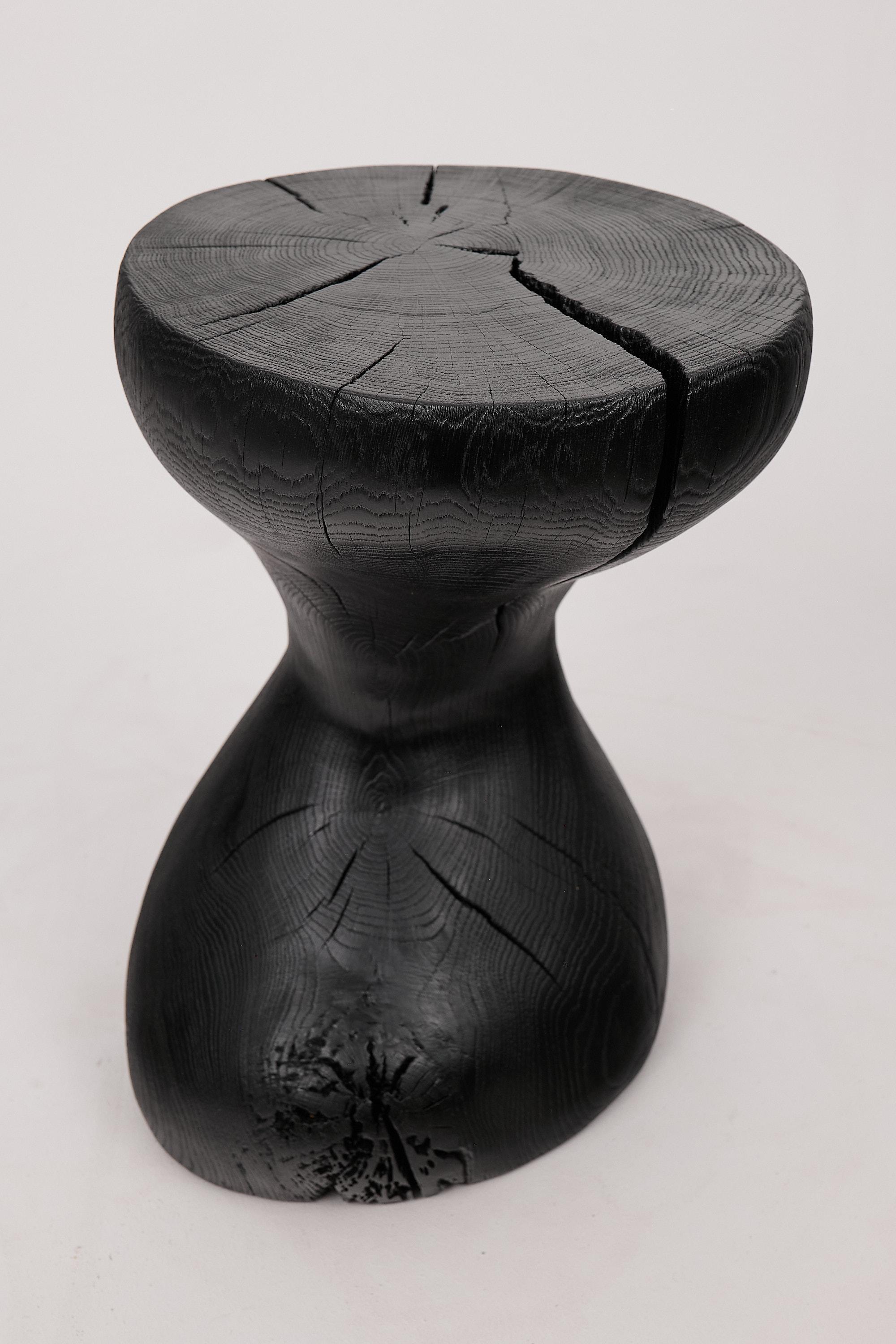 Mesa Auxiliar Escultórica Rústica, Madera de Roble Negro Quemado, Tallada, Única, Muebles de Madera en venta 1