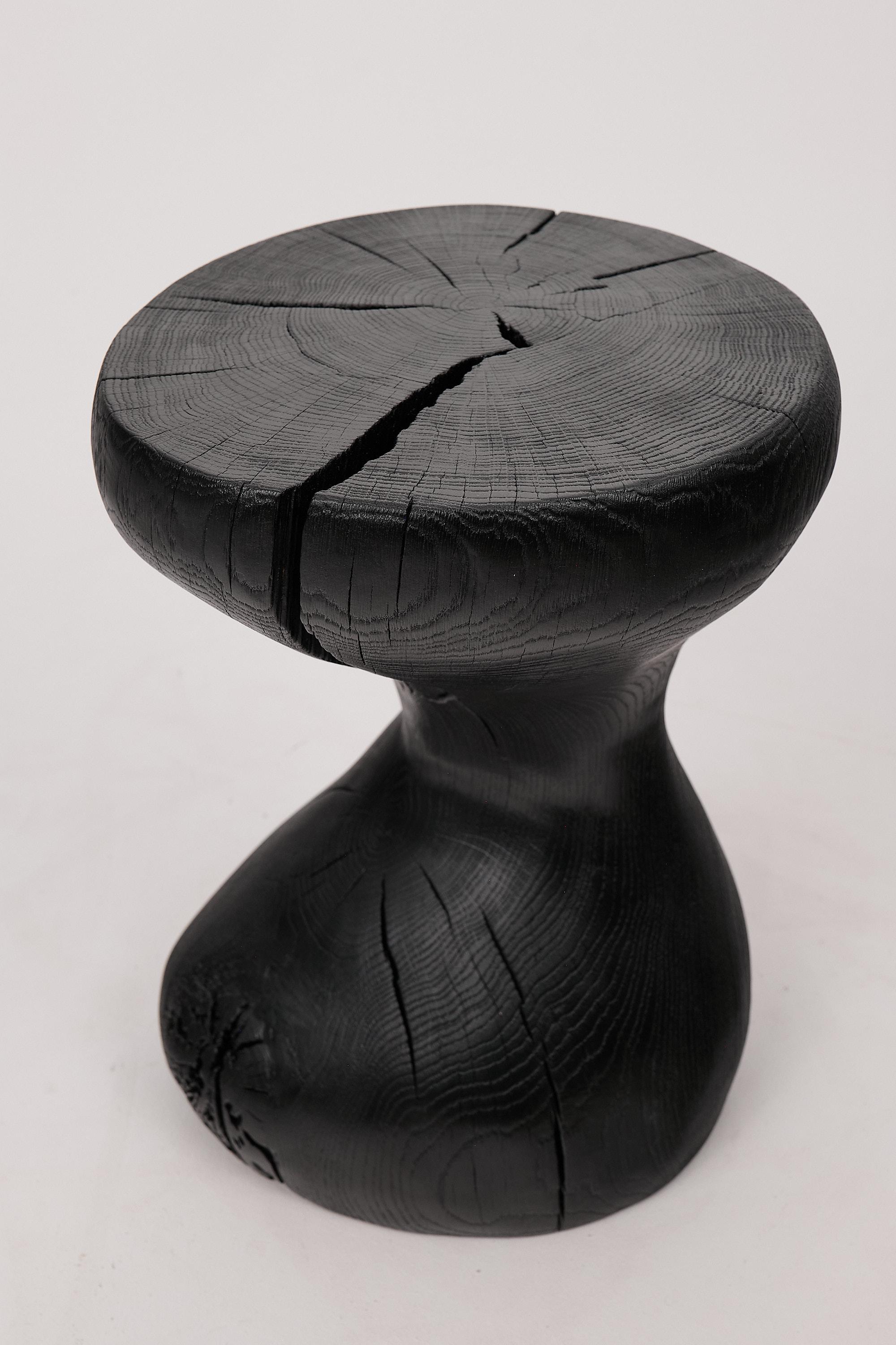 Mesa Auxiliar Escultórica Rústica, Madera de Roble Negro Quemado, Tallada, Única, Muebles de Madera en venta 2