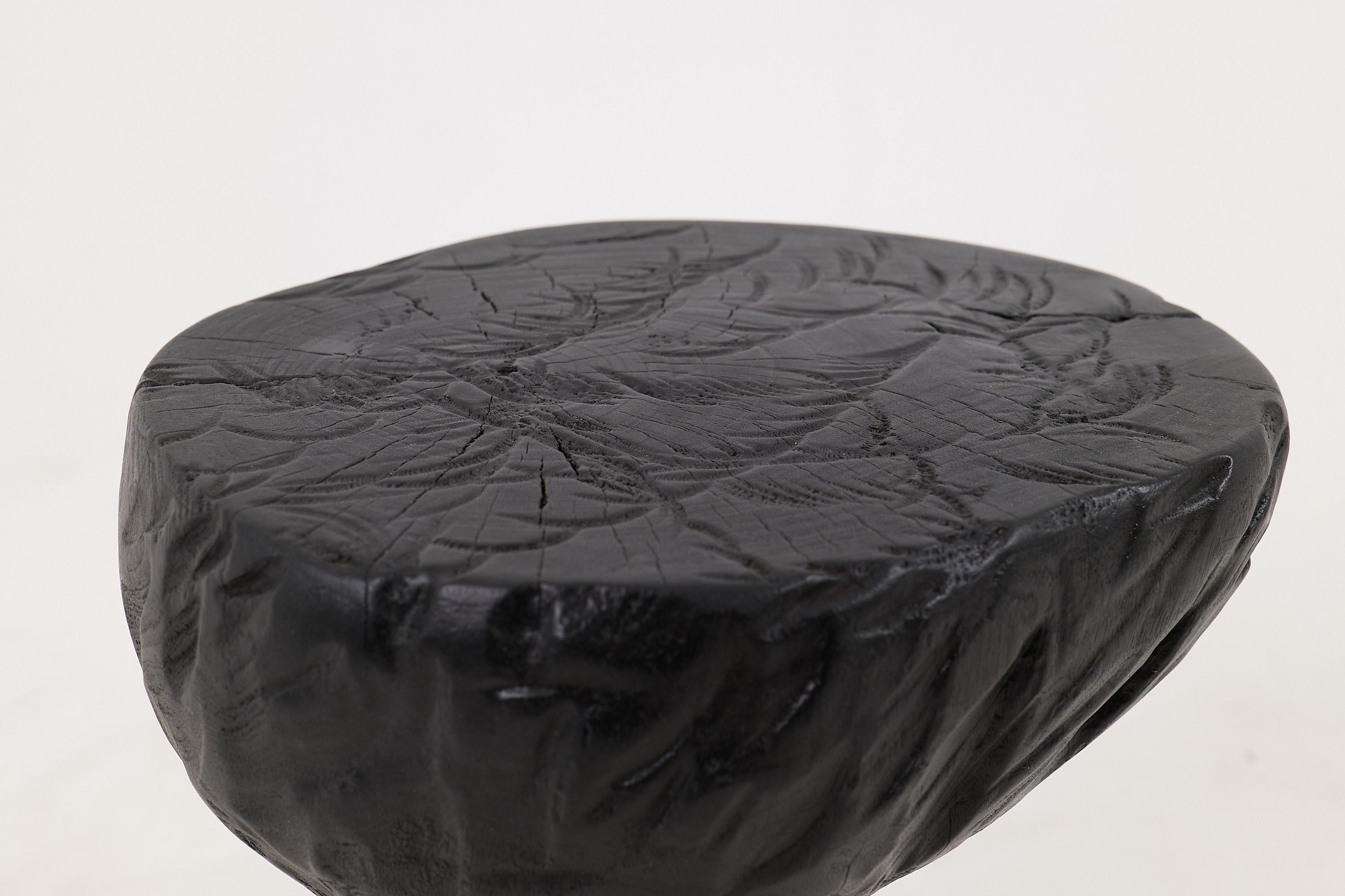 Mesa Auxiliar Escultórica Rústica, Madera de Roble Negro Quemado, Tallada, Única, Muebles de Madera en venta 2