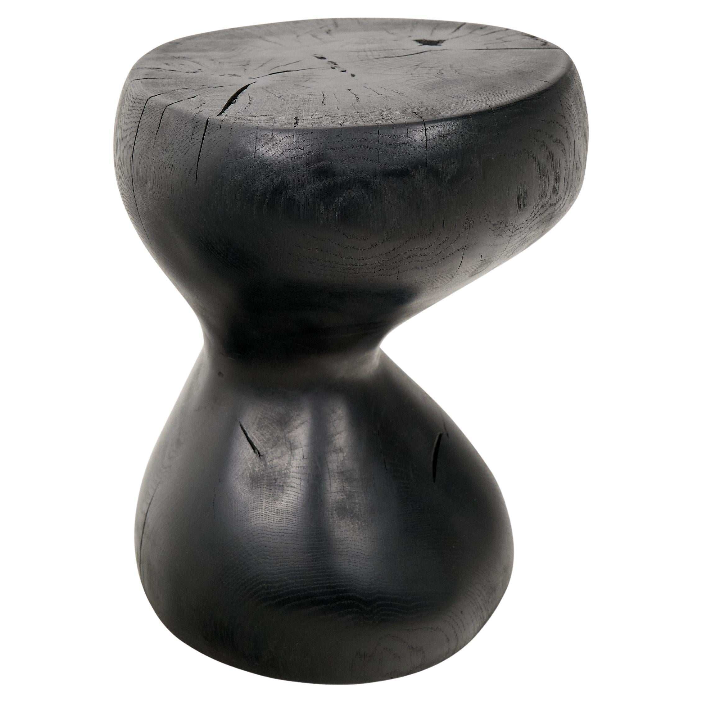 Mesa Auxiliar Escultórica Rústica, Madera de Roble Negro Quemado, Tallada, Única, Muebles de Madera