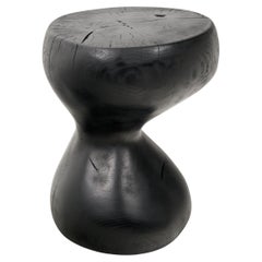 Mesa Auxiliar Escultórica Rústica, Madera de Roble Negro Quemado, Tallada, Única, Muebles de Madera