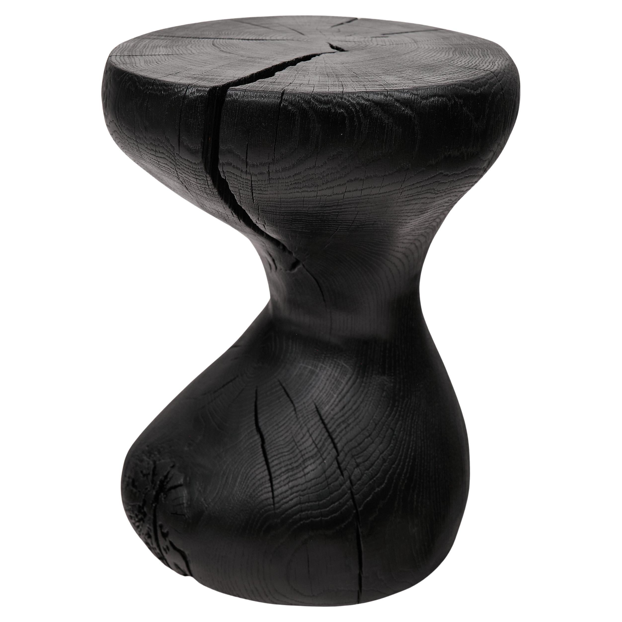 Mesa Auxiliar Escultórica Rústica, Madera de Roble Negro Quemado, Tallada, Única, Muebles de Madera