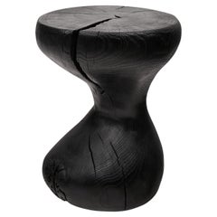 Mesa Auxiliar Escultórica Rústica, Madera de Roble Negro Quemado, Tallada, Única, Muebles de Madera