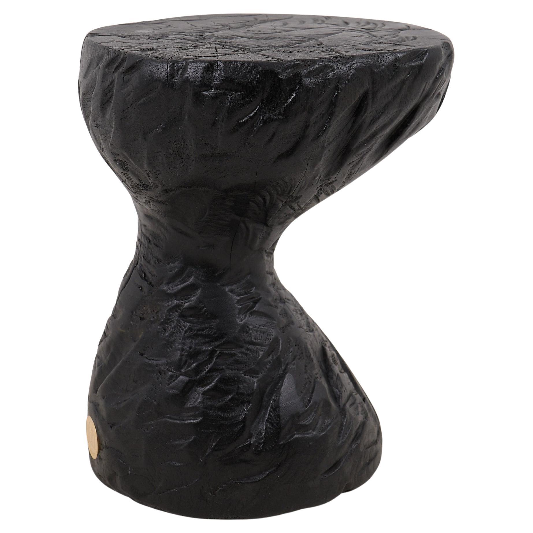 Mesa Auxiliar Escultórica Rústica, Madera de Roble Negro Quemado, Tallada, Única, Muebles de Madera