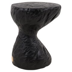 Mesa Auxiliar Escultórica Rústica, Madera de Roble Negro Quemado, Tallada, Única, Muebles de Madera