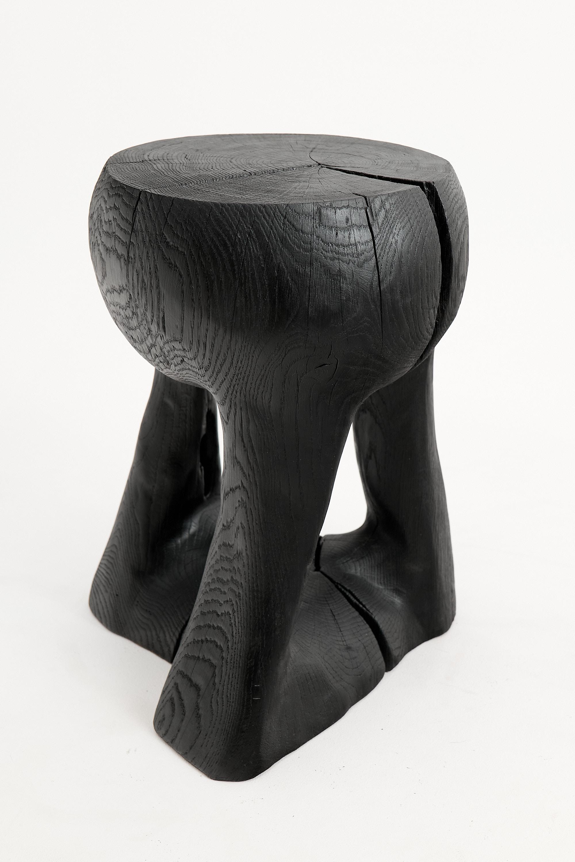 Mesa auxiliar escultórica rústica, Madera negra quemada, tallada, Única, Mueble de troncos en venta 3