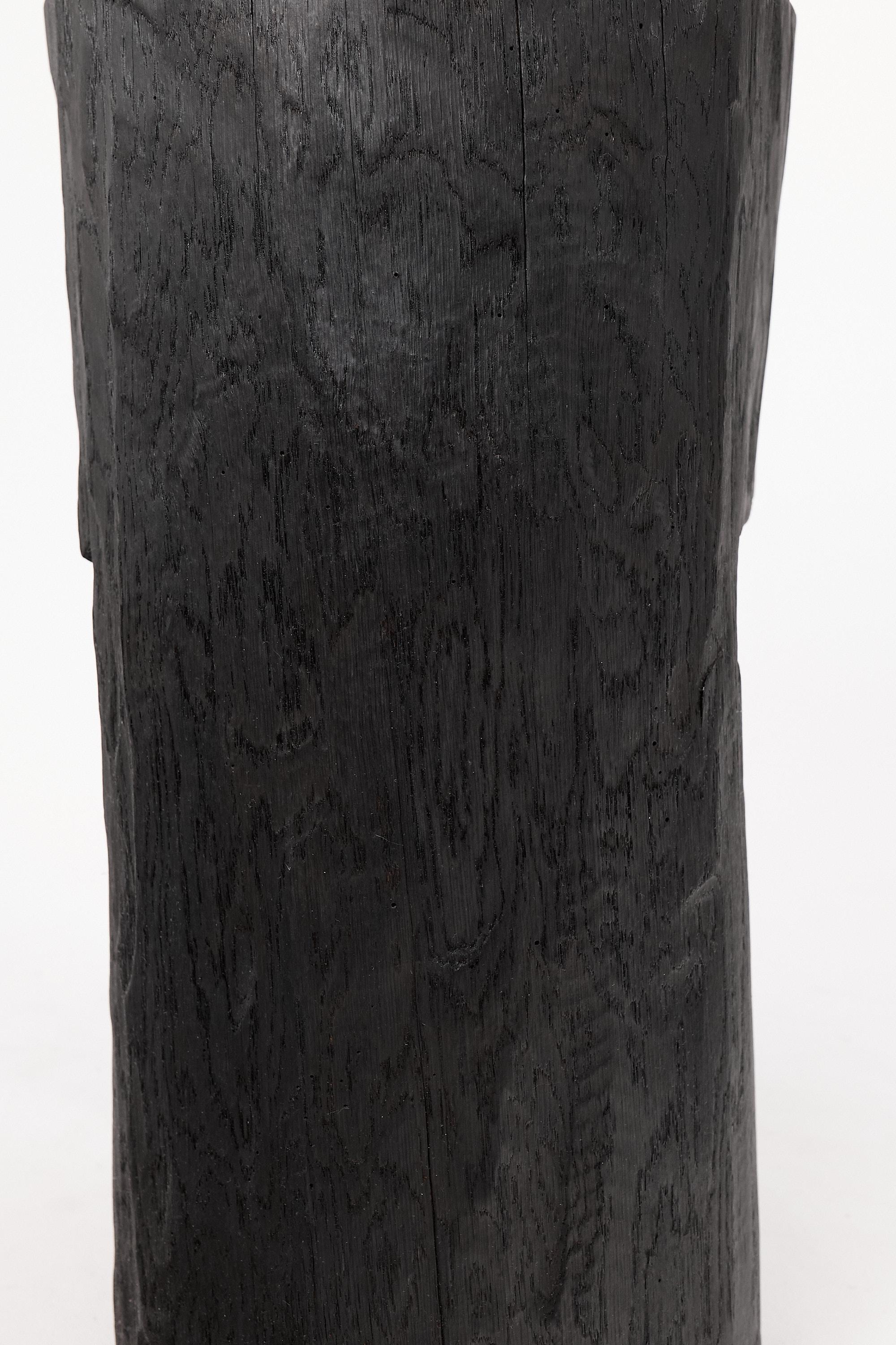 Mesa auxiliar escultórica rústica, madera negra quemada, tallada, única, muebles de madera en venta 2