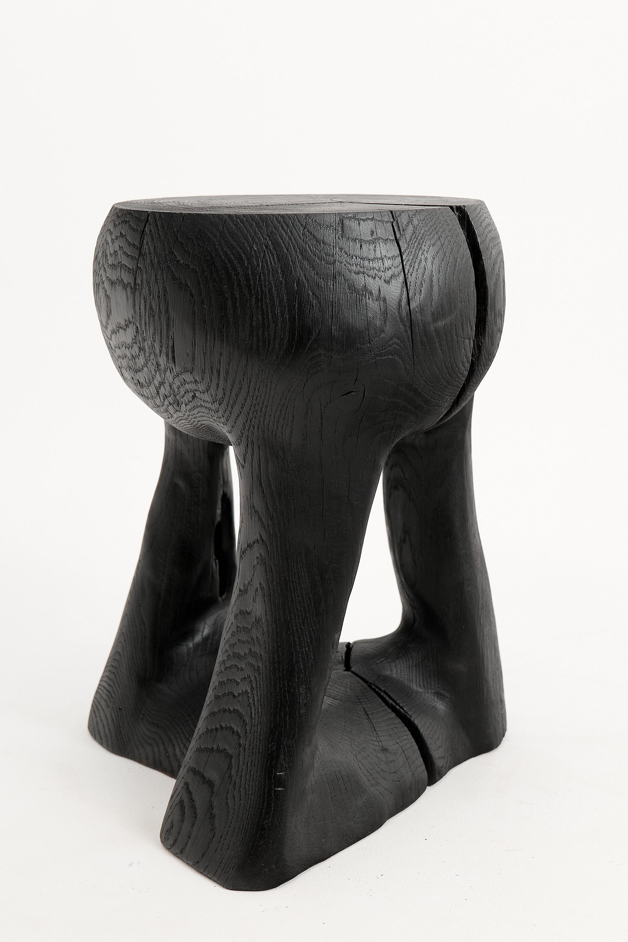 Mesa auxiliar escultórica rústica, Madera negra quemada, tallada, Única, Mueble de troncos en venta 4