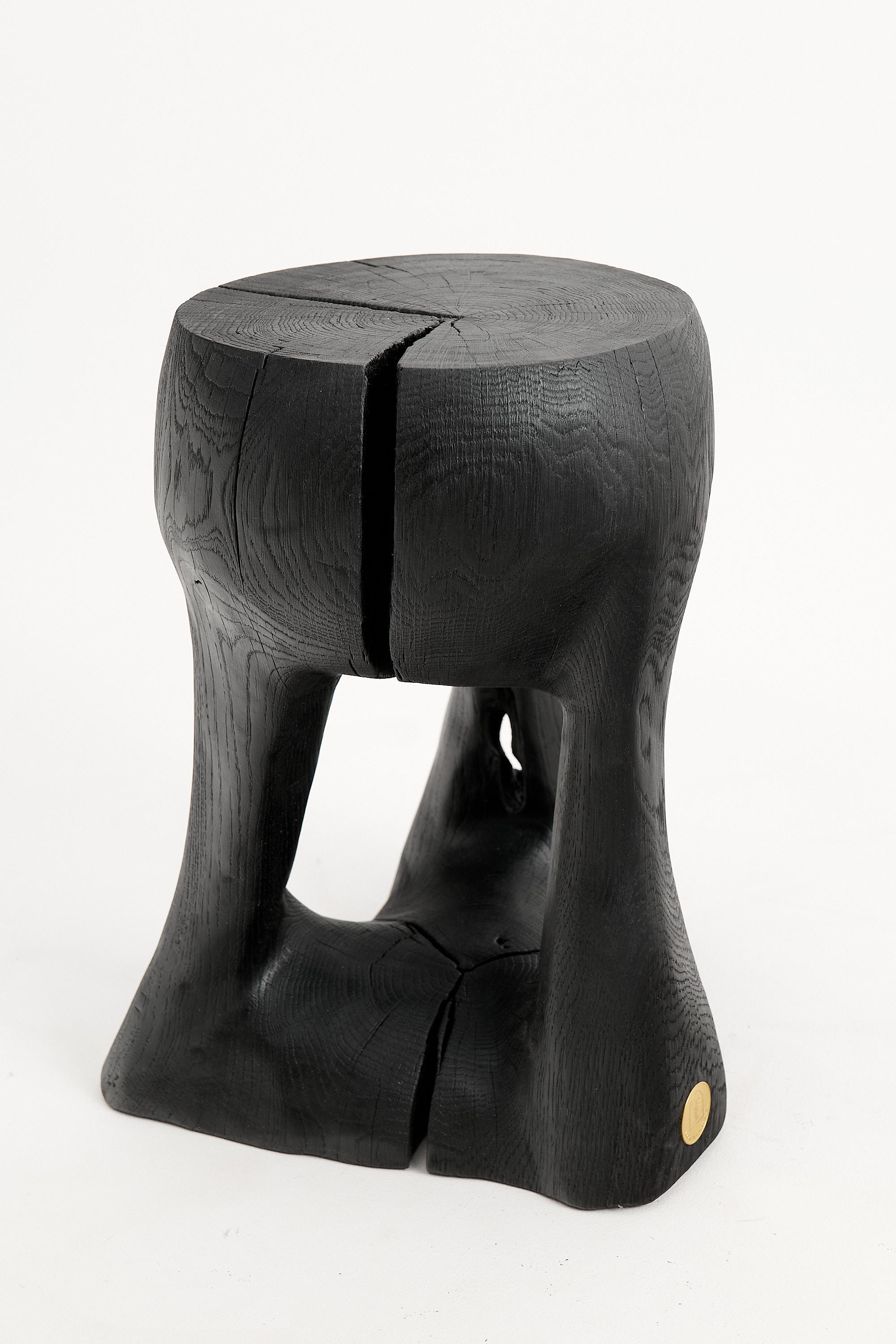 Mesa auxiliar escultórica rústica, Madera negra quemada, tallada, Única, Mueble de troncos en venta 5