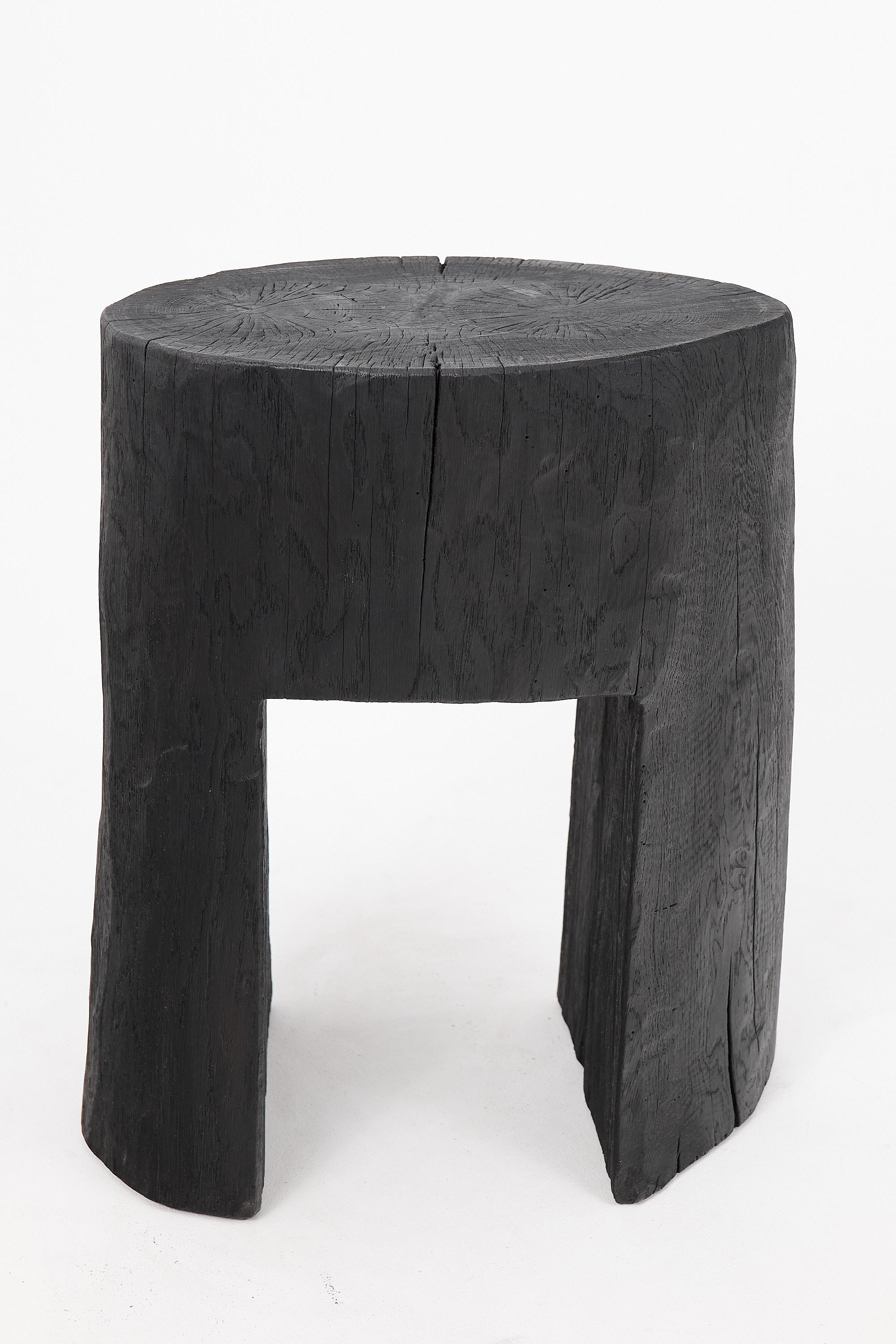Mesa auxiliar escultórica rústica, madera negra quemada, tallada, única, muebles de madera en venta 4