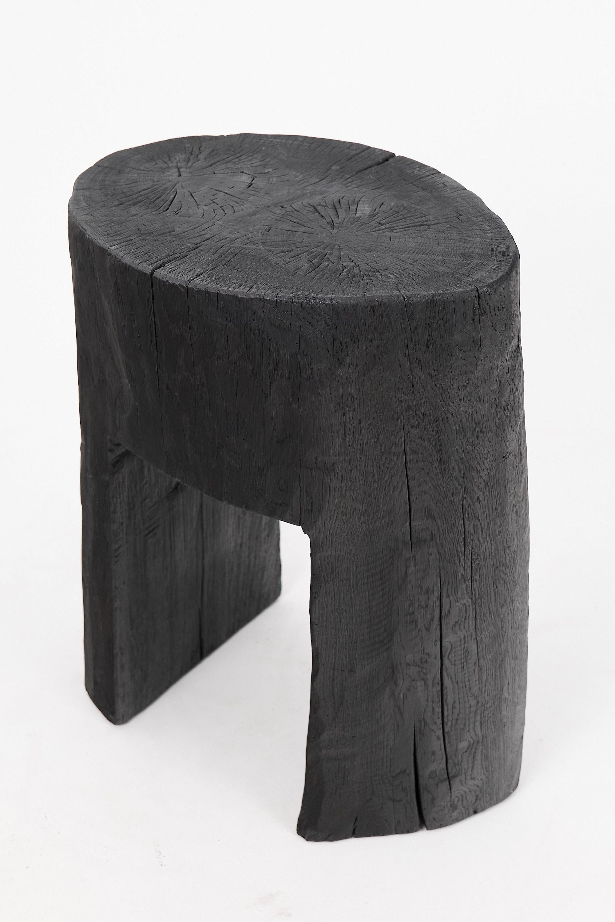 Mesa auxiliar escultórica rústica, madera negra quemada, tallada, única, muebles de madera en venta 6