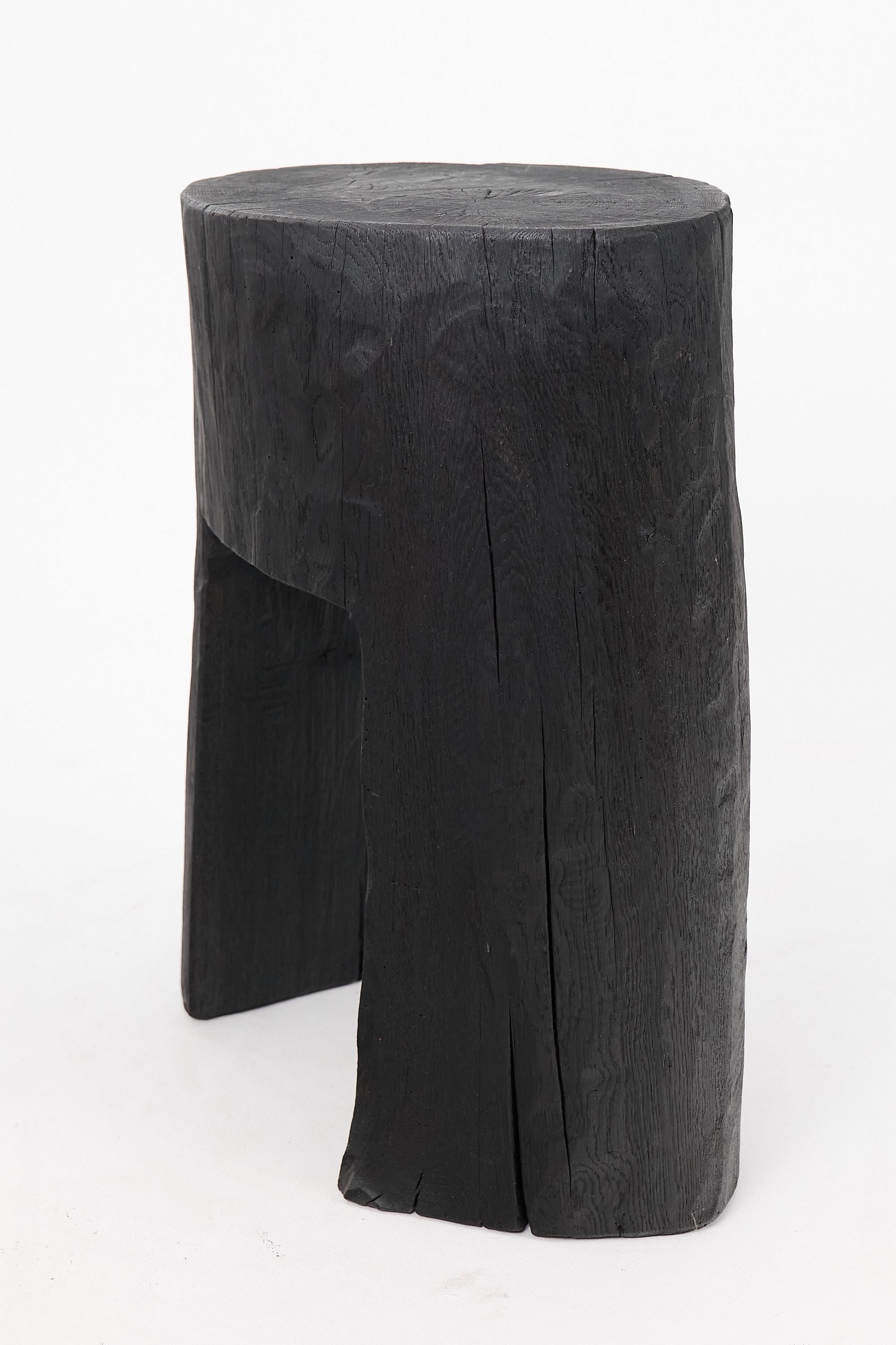 Mesa auxiliar escultórica rústica, madera negra quemada, tallada, única, muebles de madera en venta 7