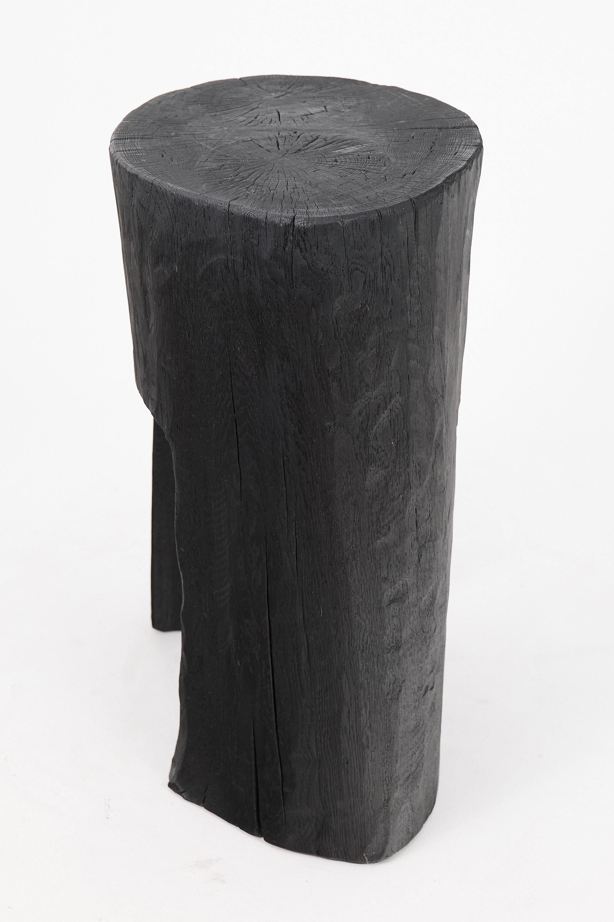 Mesa auxiliar escultórica rústica, madera negra quemada, tallada, única, muebles de madera en venta 8