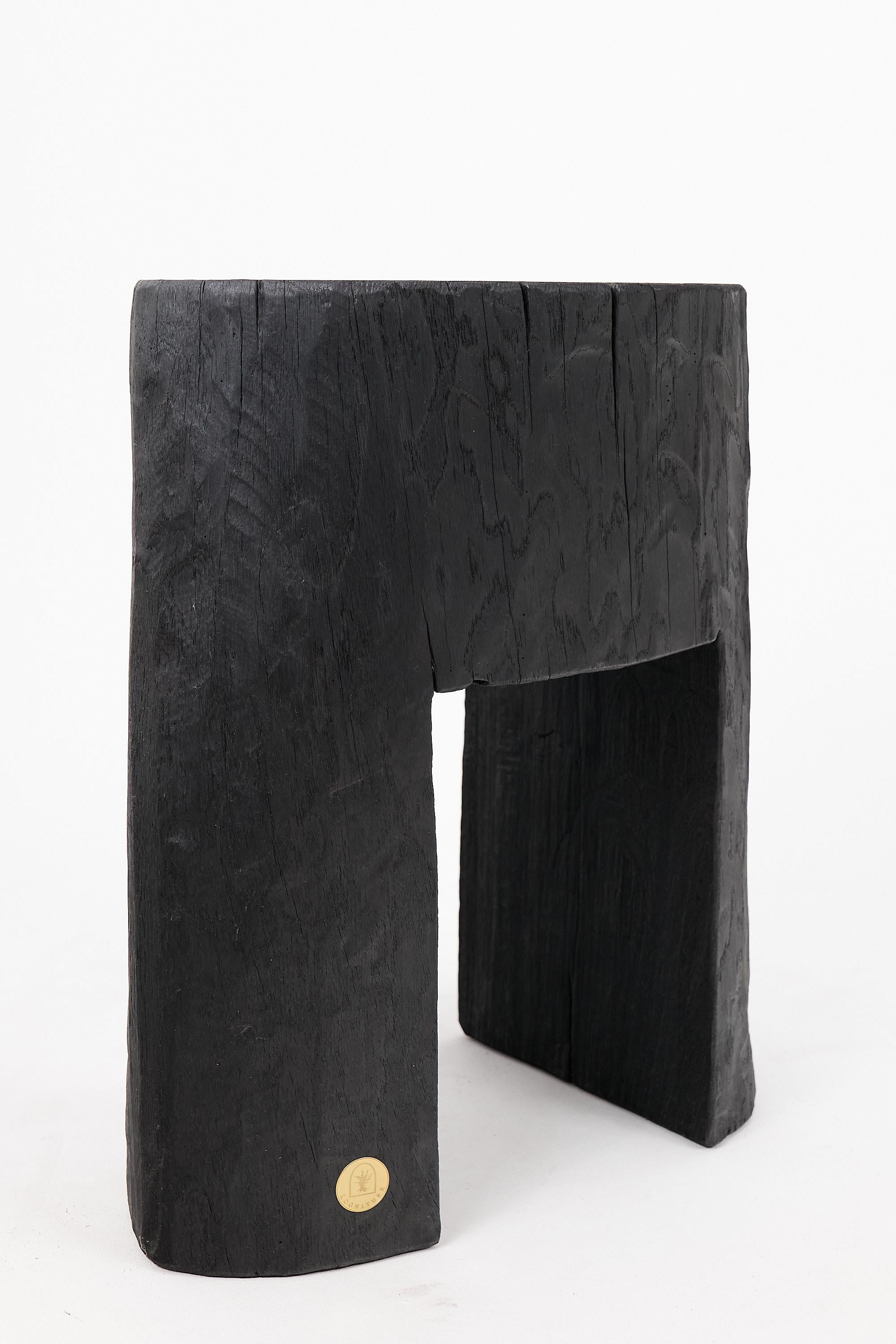 Mesa auxiliar escultórica rústica, madera negra quemada, tallada, única, muebles de madera en venta 9